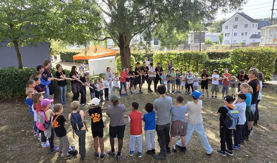 Den 19.09 si mir an dat neit Scoutsjoer 2026/27 gestart! ⚜️🐾
Bei eiser Schnupperversammlung hu mir vill bekannt Gesiichter er&euml;mgesinn, nei Memberen kennegel&eacute;iert an zesummen e flotten Nom&euml;tteg mat verschiddenen Aktivit&eacute;ite fi