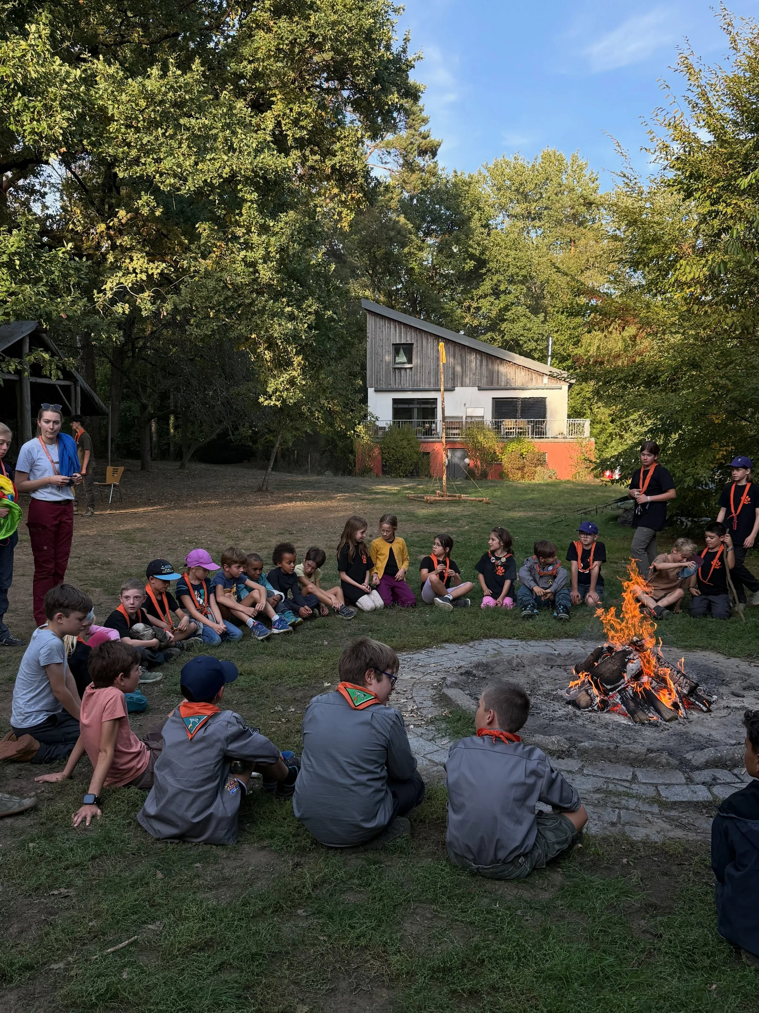 Leschte Weekend war eis allj&auml;rlech Mont&eacute;e, d&euml;st Joer zu Beggen! ⚜️ 
D&rsquo;Mont&eacute;e ass all Joer e ganz besonnescht a spirituellt Erliefnis an d&euml;st Joer waren ronn 50 Kanner a Jugendlecher do fir hir Scoutsleeder an eng ne