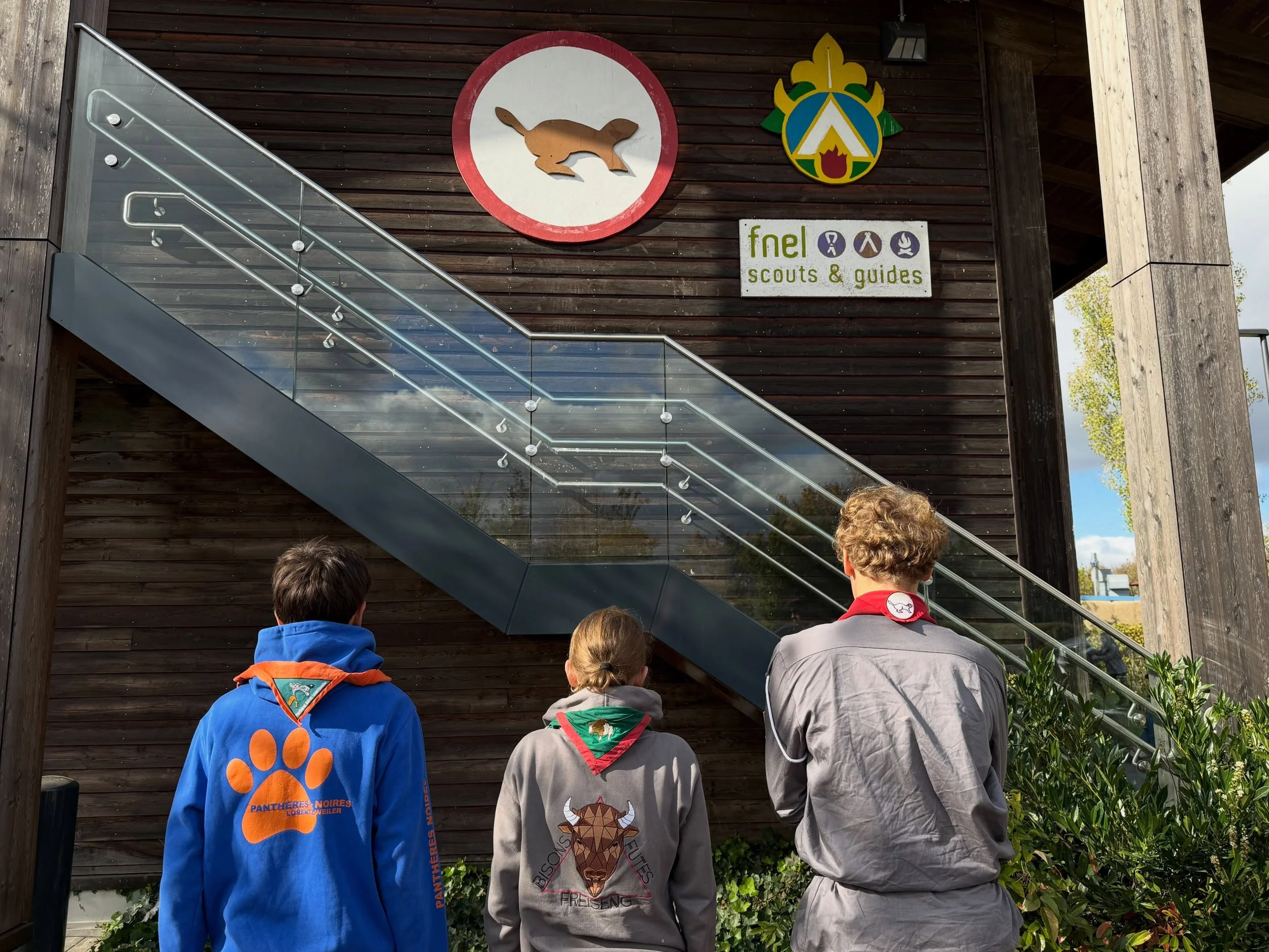 Leschte Weekend war et er&euml;m de JOTA-JOTI ! ⚜️🌍

D&euml;st Joer hu mir zesumme mat de @mamerwiselen an de @bisons.futes zu Mamer e flotte Weekend verbruecht. Nieft engem Videocall mat engem Scoutsgrupp vu Madagaskar hu mir d&rsquo;Opening Ceremo