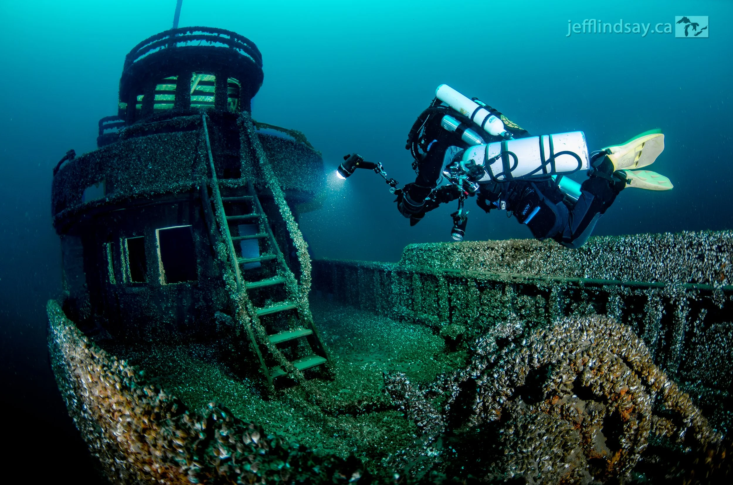ManasooBowDiver1.jpg