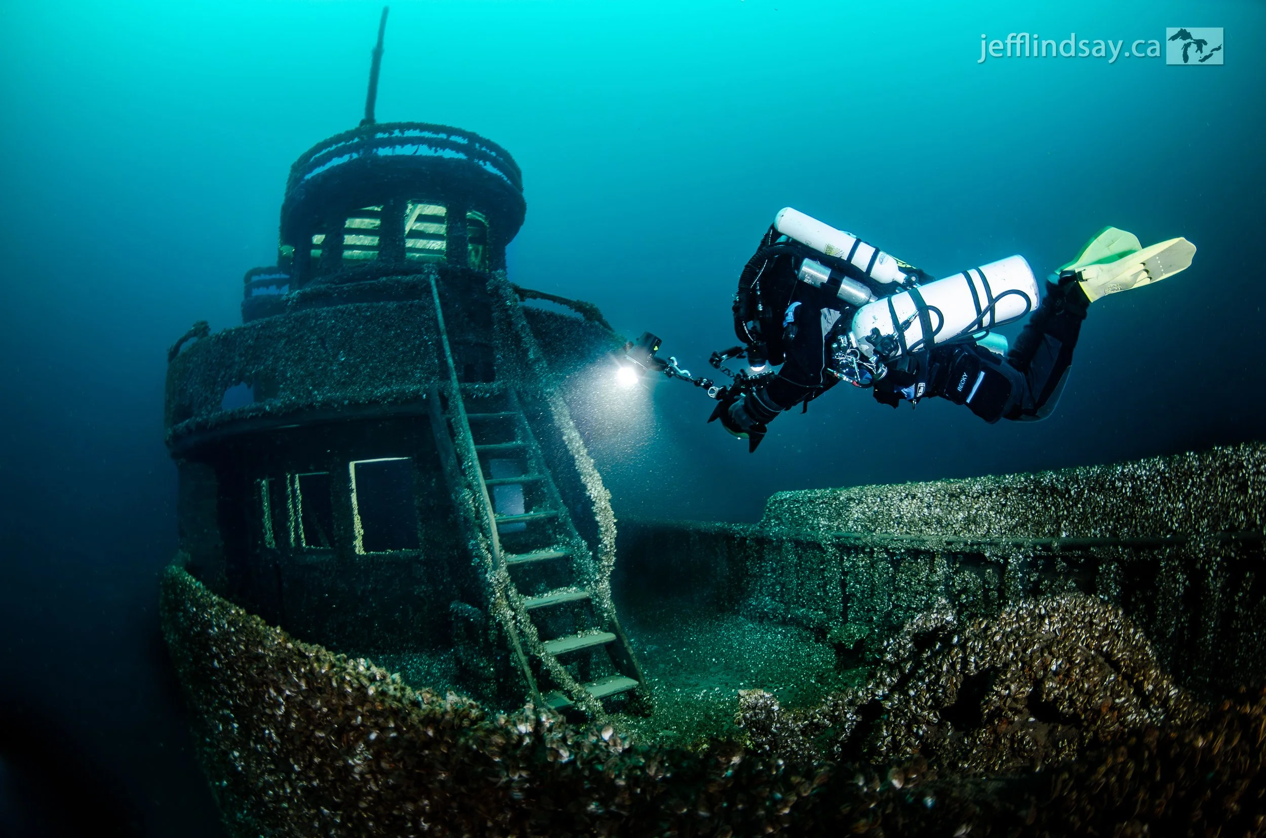 ManasooBowDiver2.jpg