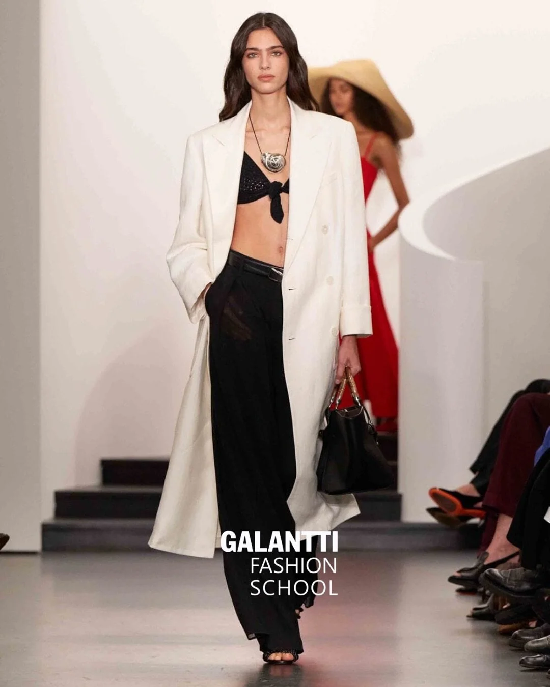 Una selecci&oacute;n de lo que nos dej&oacute; NYFW.

Desde colores vibrantes hasta siluetas voluminosas, las pasarelas dejaron en claro que el a&ntilde;o 2026 llegar&aacute; con muchos contrastes.

Reinterpretando el quiet luxury, hay un giro que va
