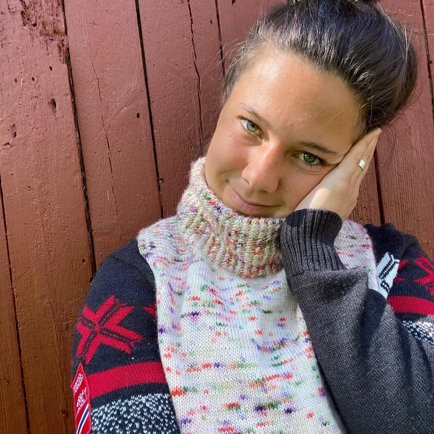 SPRINGTIME COWL ☀️

Testknit Springtime Cowl for @ml.sjogren 🌱Knit with her own hand-dyed single merino yarn, this cowl was such a pleasure to knit. The neck is worked in cable knitting, which gives a unique twisted effect. It is folded over, so the