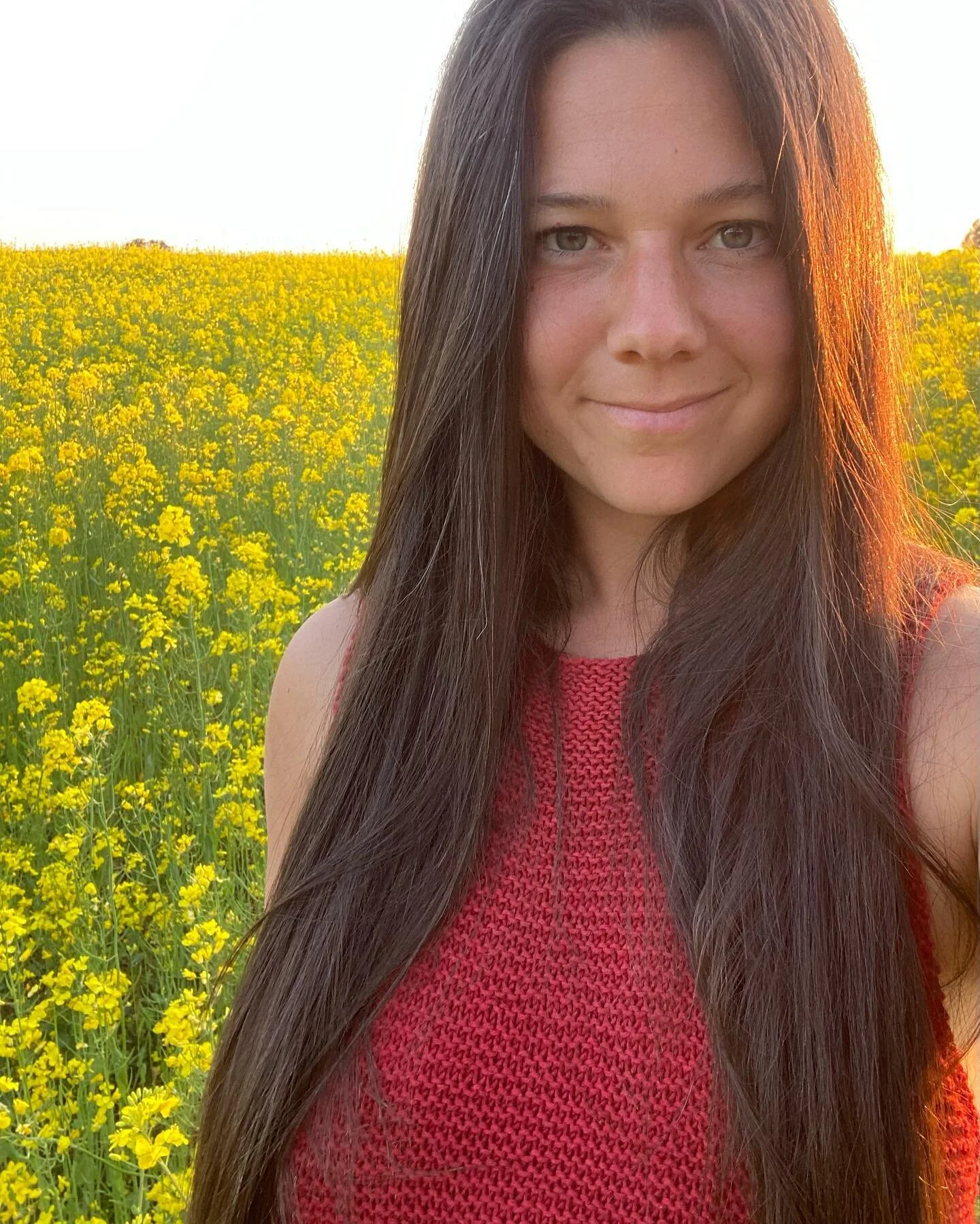 HAPPY MOTHERS DAY! 💜 

In the evening as the boys were sleeping, I snuck out at 21.00 to take a picture of my newly finished knit tank. The lighting was so beautiful, the field across from our house was glowing gold &hellip; I just had to ⭐️ 

I was