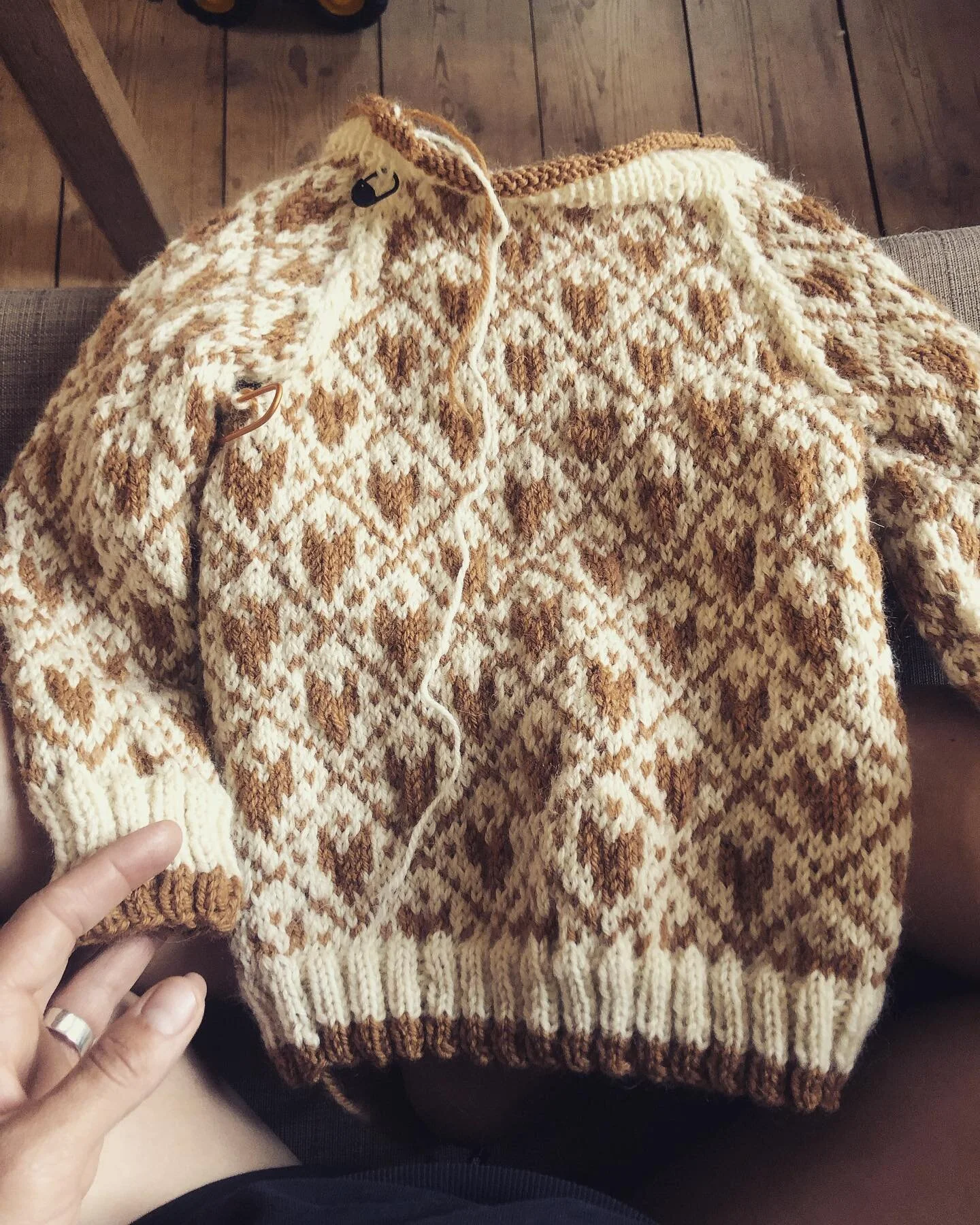 THE SVARTULV PULLOVER 🐺 

This adorable little raglan pullover was knit with Peer Gynt yarn from Sandnes 🤎 The pattern is beautifully designed by my knitting idol @linka.neumann 🧶 

#linkaneumann #valleyknits #svartulvgenser #knitknitknit #strik #