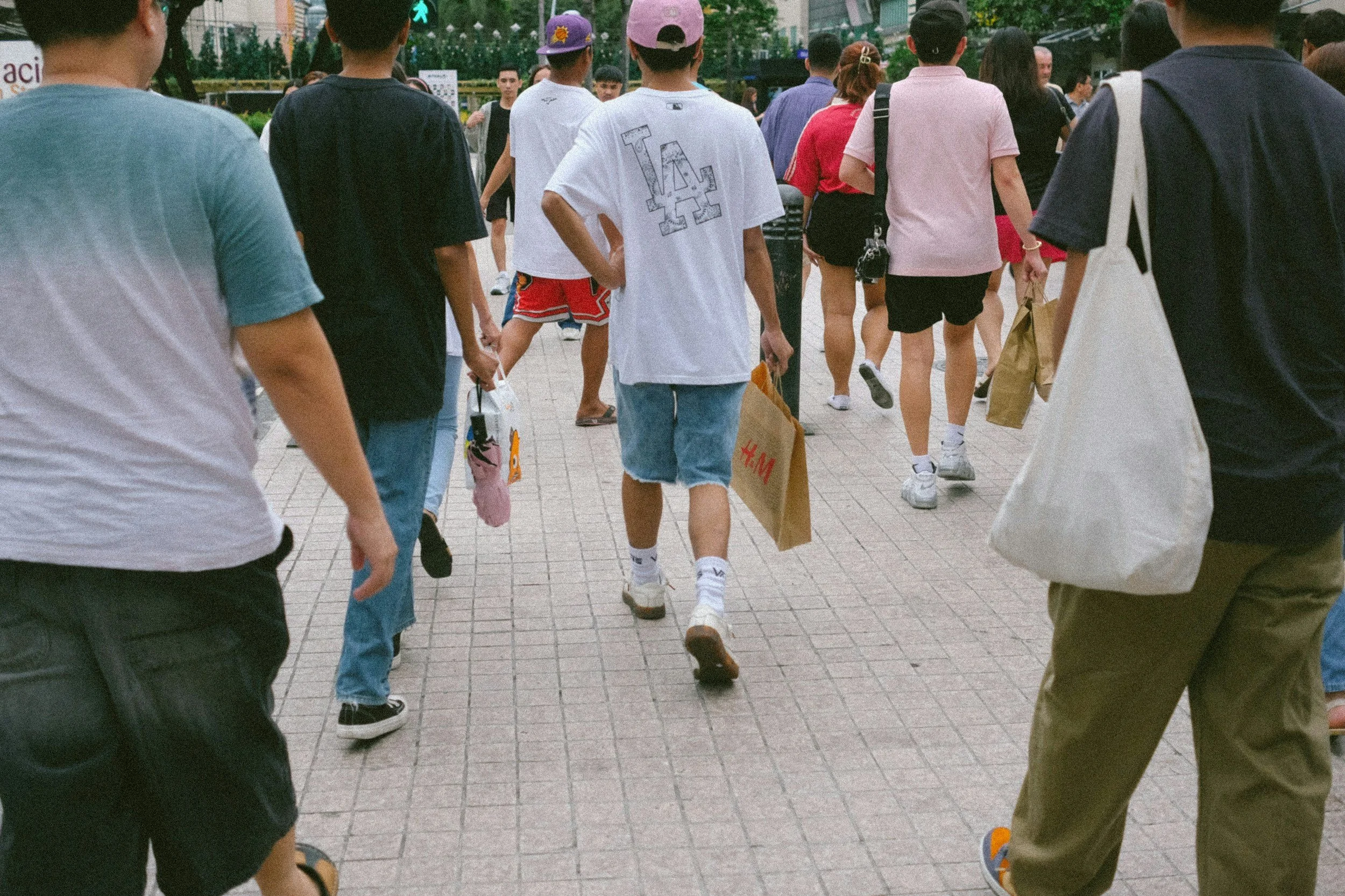 Teenager Advertising: The Ultimate Guide to Place-Based OOH Media for Reaching Gen Z