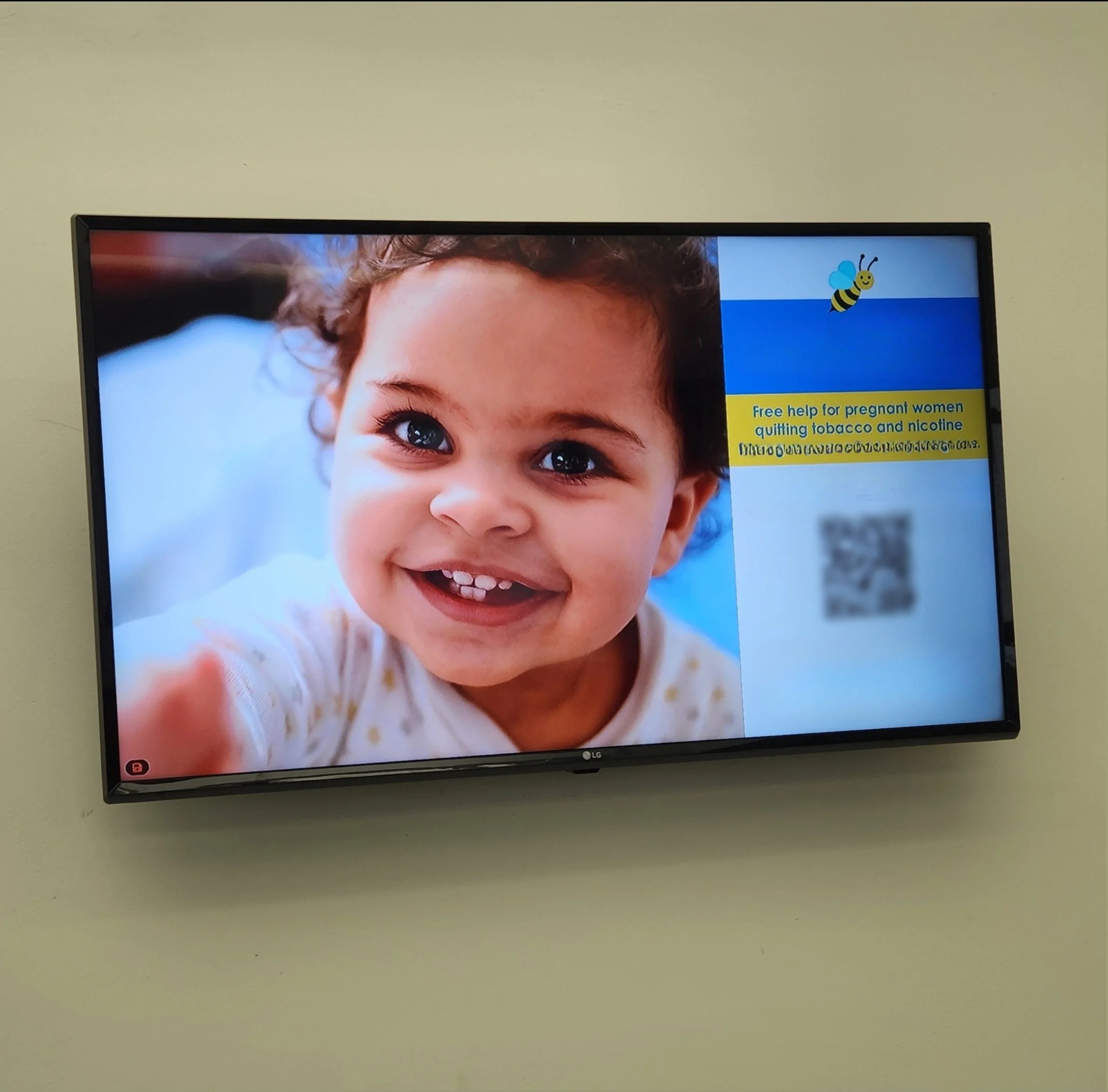 Digital waiting-room screen showing a quit-tobacco support message for pregnant women