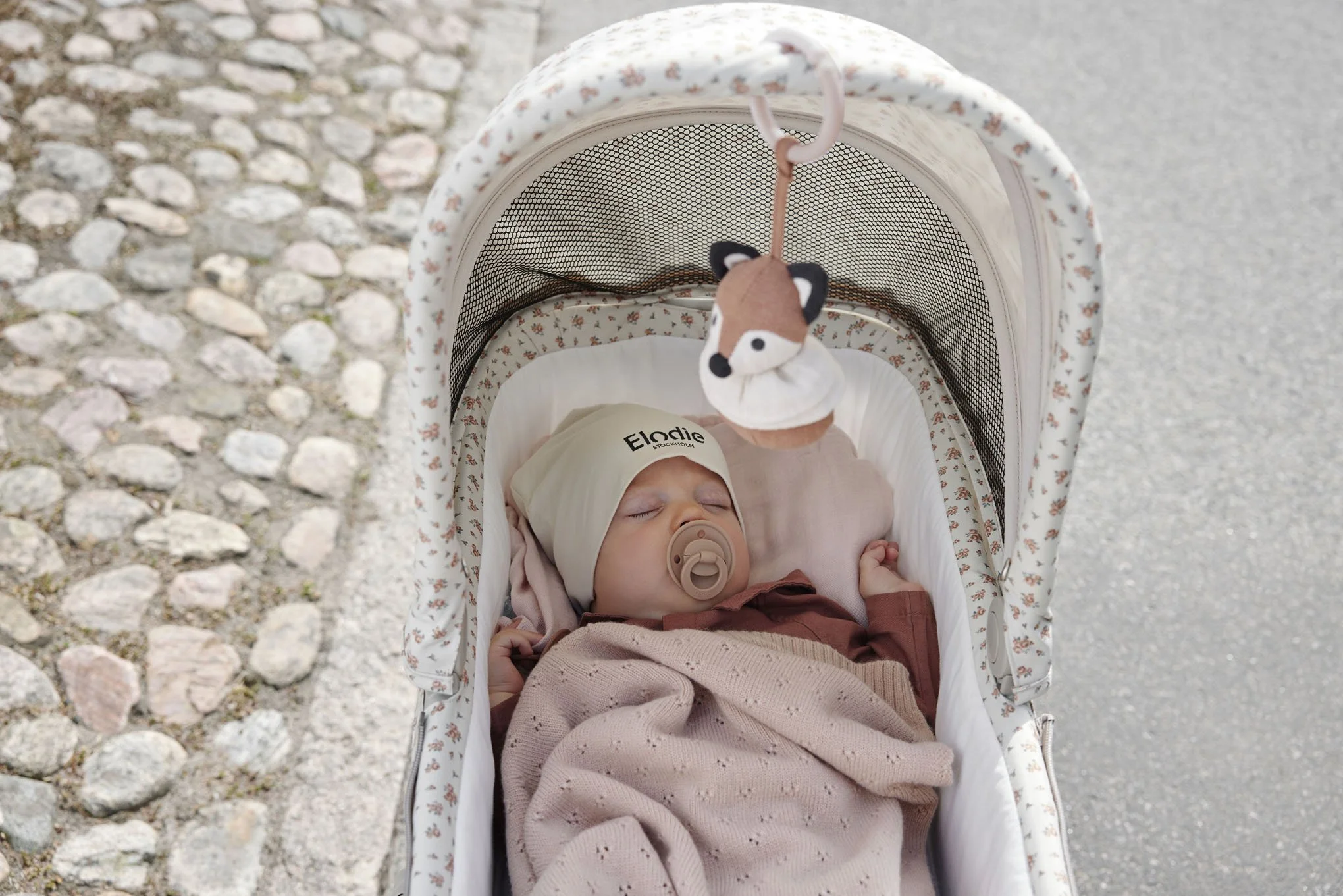 SS23-Mondo-Stroller-Concept-2023-Logo-Beanie-Creamy-White-LP.jpg