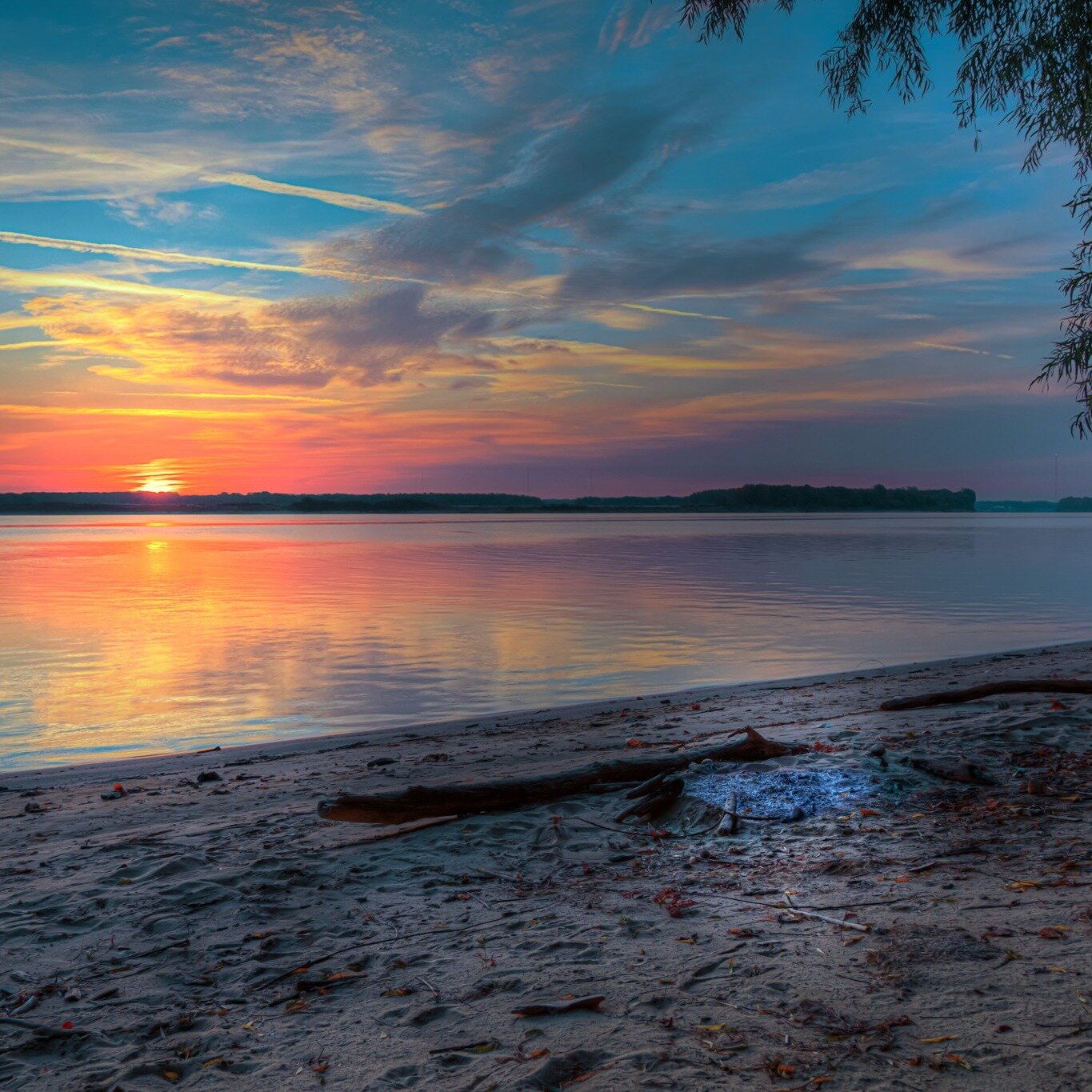 Dreaming of summer nights on the river... 🏕️🌌

📸 by @larry_braun_