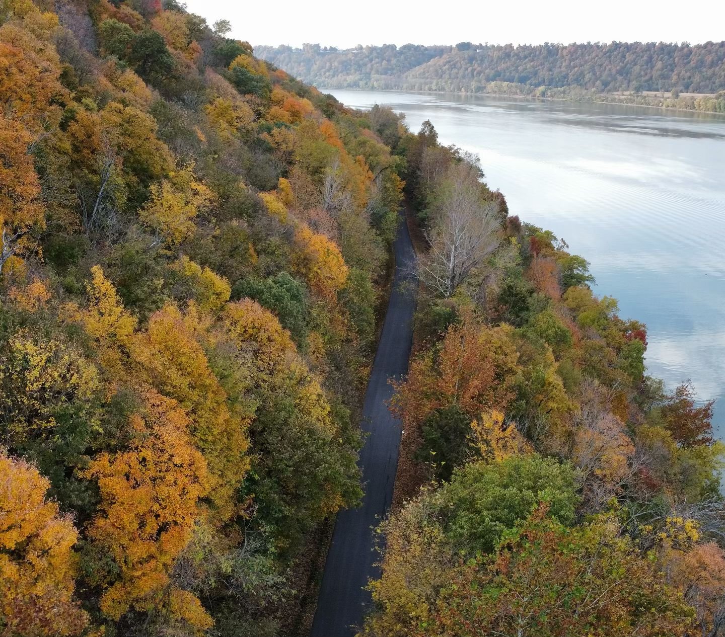 Fall brings a new kind of beauty to the Ohio River 🙌🍁🍂

#ohioriverway #ohioriver #fallweekend
Photo credit: @melissaannburkhardt