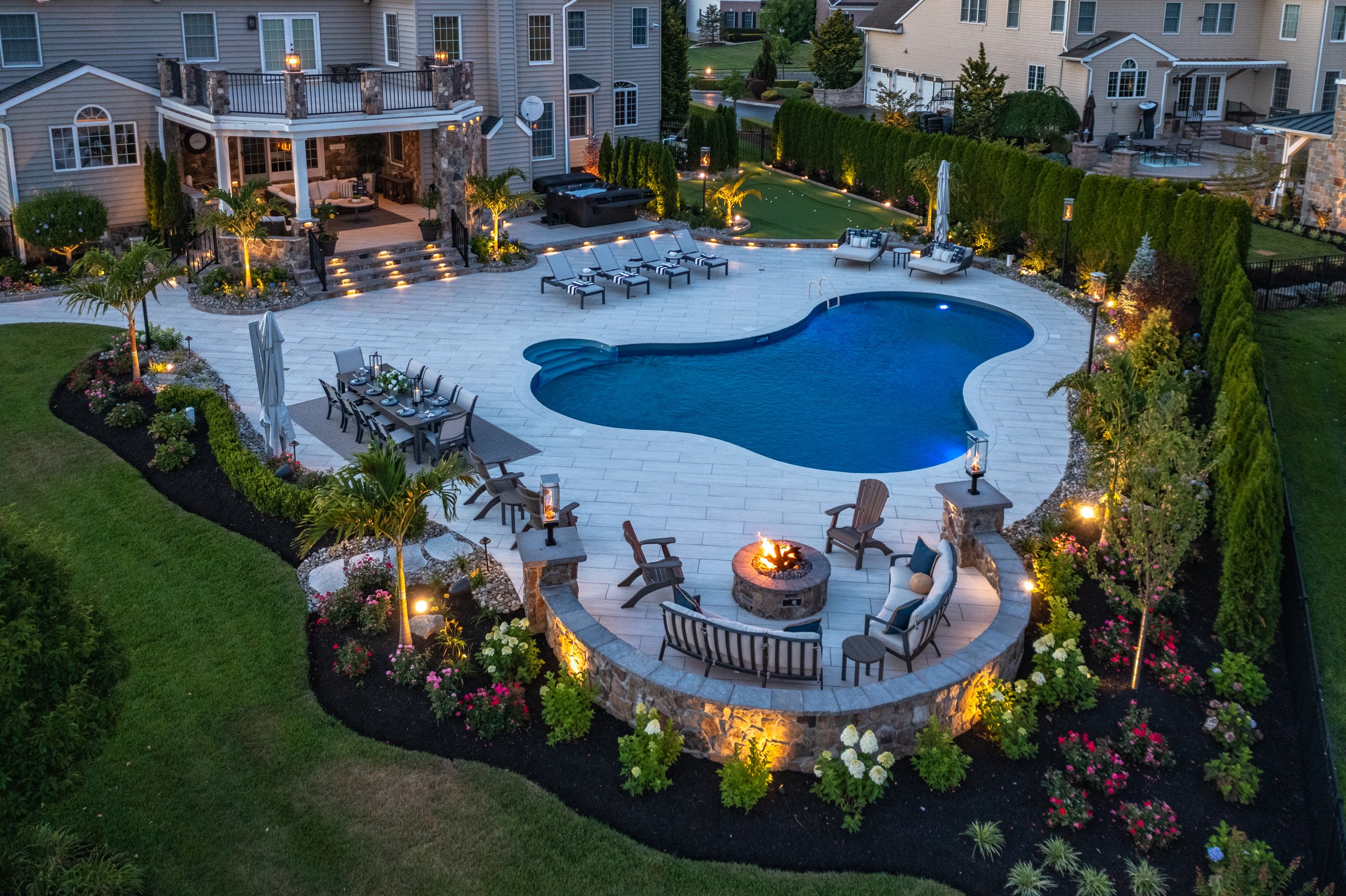 Manalapan, NJ: Contemporary Resort Style Backyard