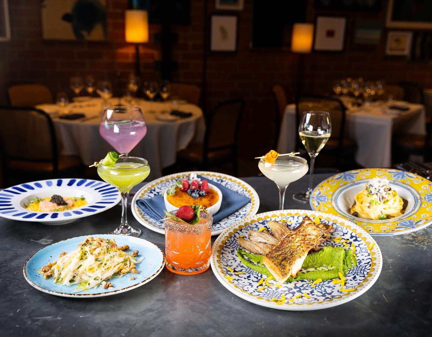 Our idea of the perfect dinner? A table full of shareable plates and something for everyone! 🍽️🍸