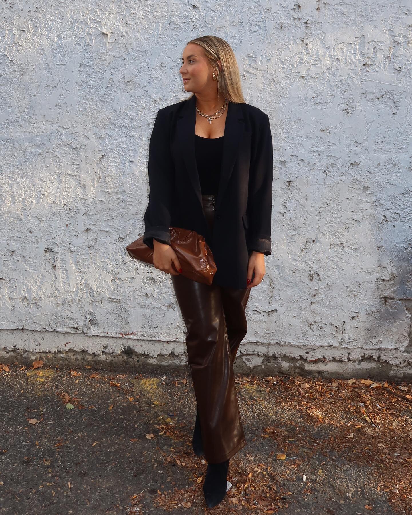 a little fall date night outfit 🖤🤎

loooove the brown leather pants from @abercrombie . They have some stretch to them making them super comfortable and is a closet staple we will be able to wear year round 👌🏻 

outfit is linked in my LTK.
.
.
.
