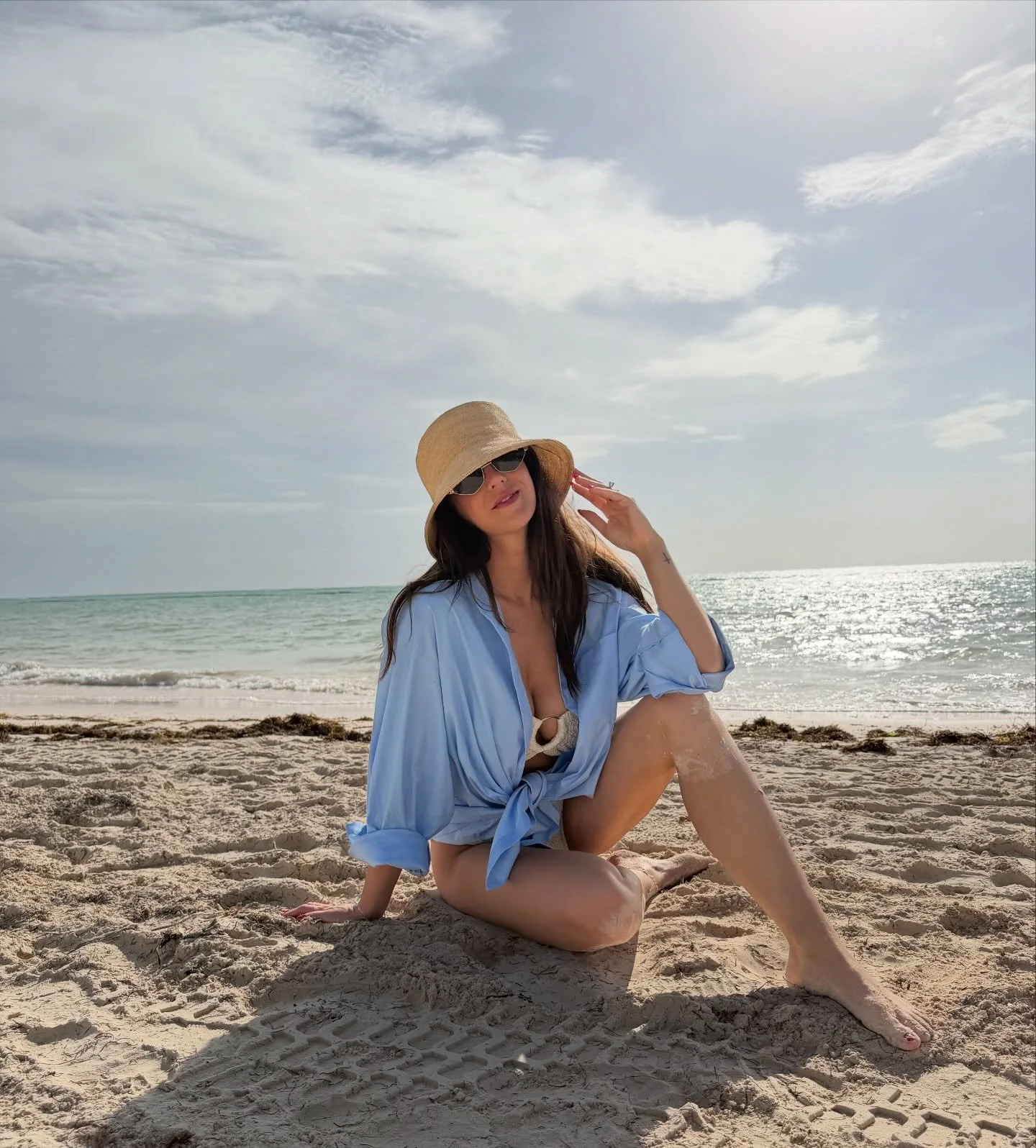 doing less, on purpose 🩵

comment NEED for photos links 🔗 
.
.
#vacationstyle #resortstyle #beachoutfit #swimsuitseason #vacationmakeup