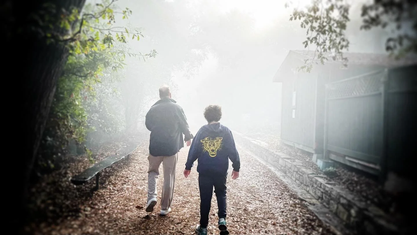 Gained an hour, used it with these two enjoying a little nature hike. Fog, crisp fresh air, dew drops, lots of trees&hellip;. Nice way to spend an early Sunday morning! 

@devbowman, @treepeople_org, #freshairisgoodforthesoul, #sundayfunday, #familyt