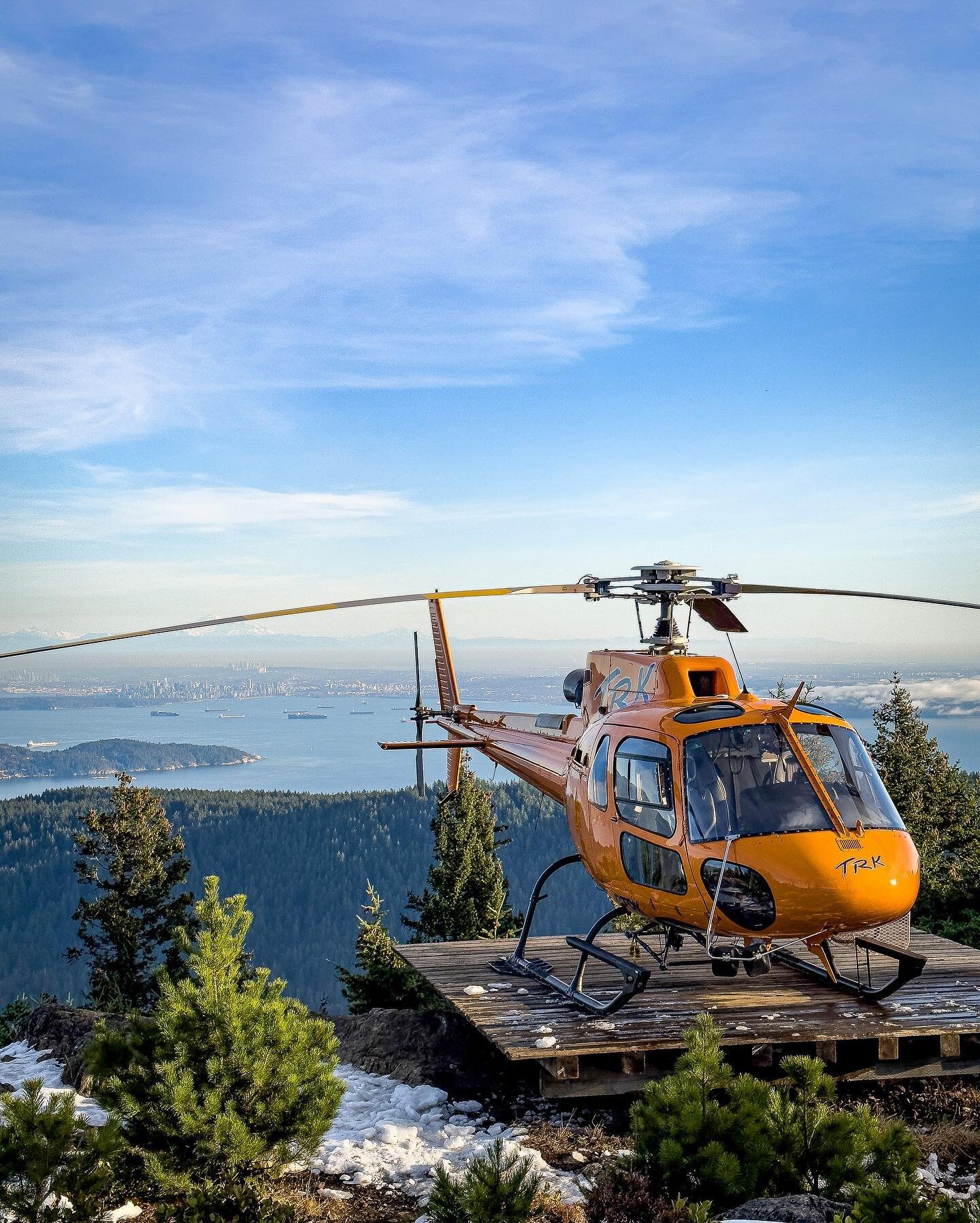 Seeing the majestic mountains and scenic coastal skyline from the air is an experience like no other. 😍 The panoramic views and stunning scenery will take your breath away!🏔️

🚁 Helicopters can land in remote mountain locations that are otherwise 