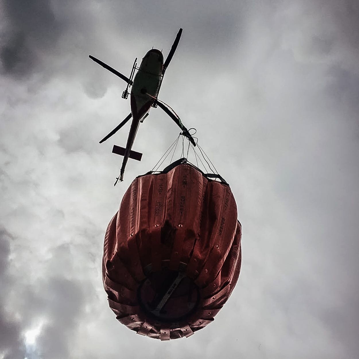 It&rsquo;s hard to believe it&rsquo;s almost half way through April already! 🗓️ 

&hellip;That means it&rsquo;s time to get geared up for #wildfireseason 🚁 

#bambibucket #wildfireseason #trkheli #pilotlife #bell412