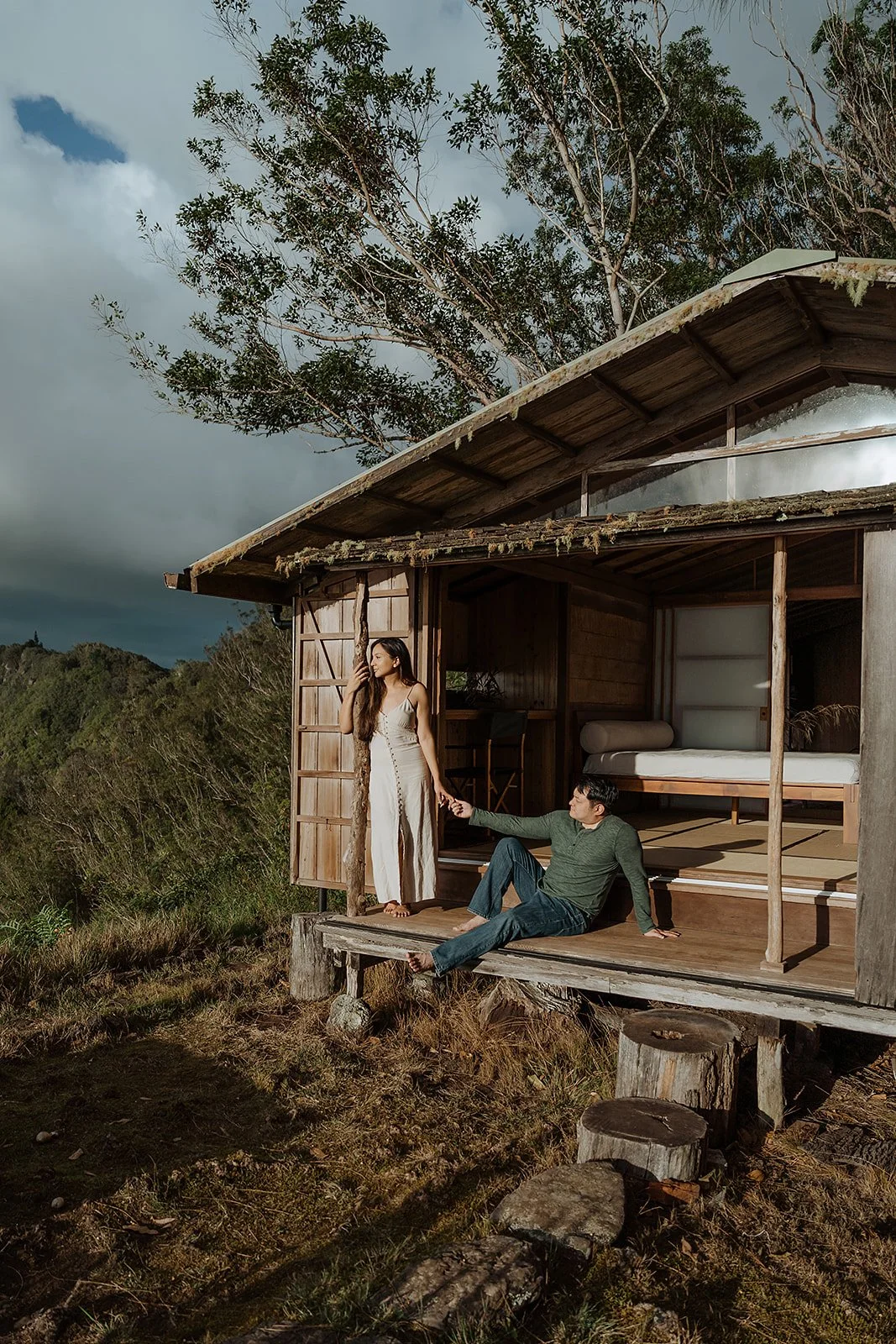 Architectural &amp; Cliffside Engagement Session on Oahu | Ossipoff Cabin Love Story