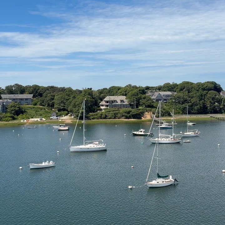 The view from 62 feet&hellip;and a foot 👣😊. Earlier today before our charters, the captain was up a neighbor&rsquo;s mast to help out with a project. Can you spy Hannah sitting on her mooring?
