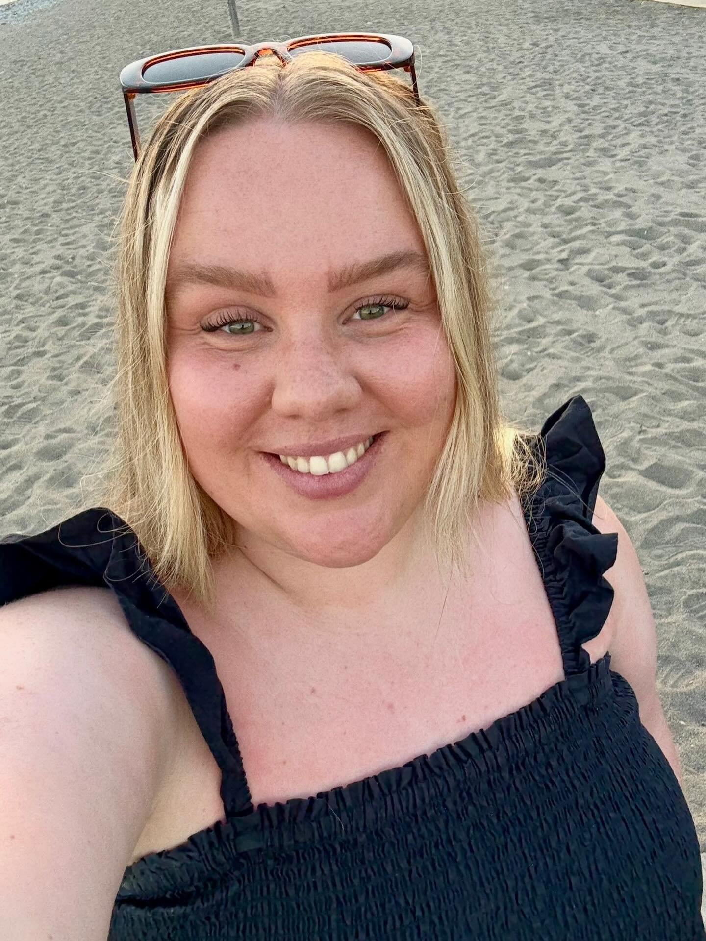 Oh hi it&rsquo;s me popping up on your feed again and I thought maybe I could take a second to introduce myself and my little page❤️

I&rsquo;m Alice, a girl in her late 20s who loves to overshare when it comes to talking about her struggles, in hope