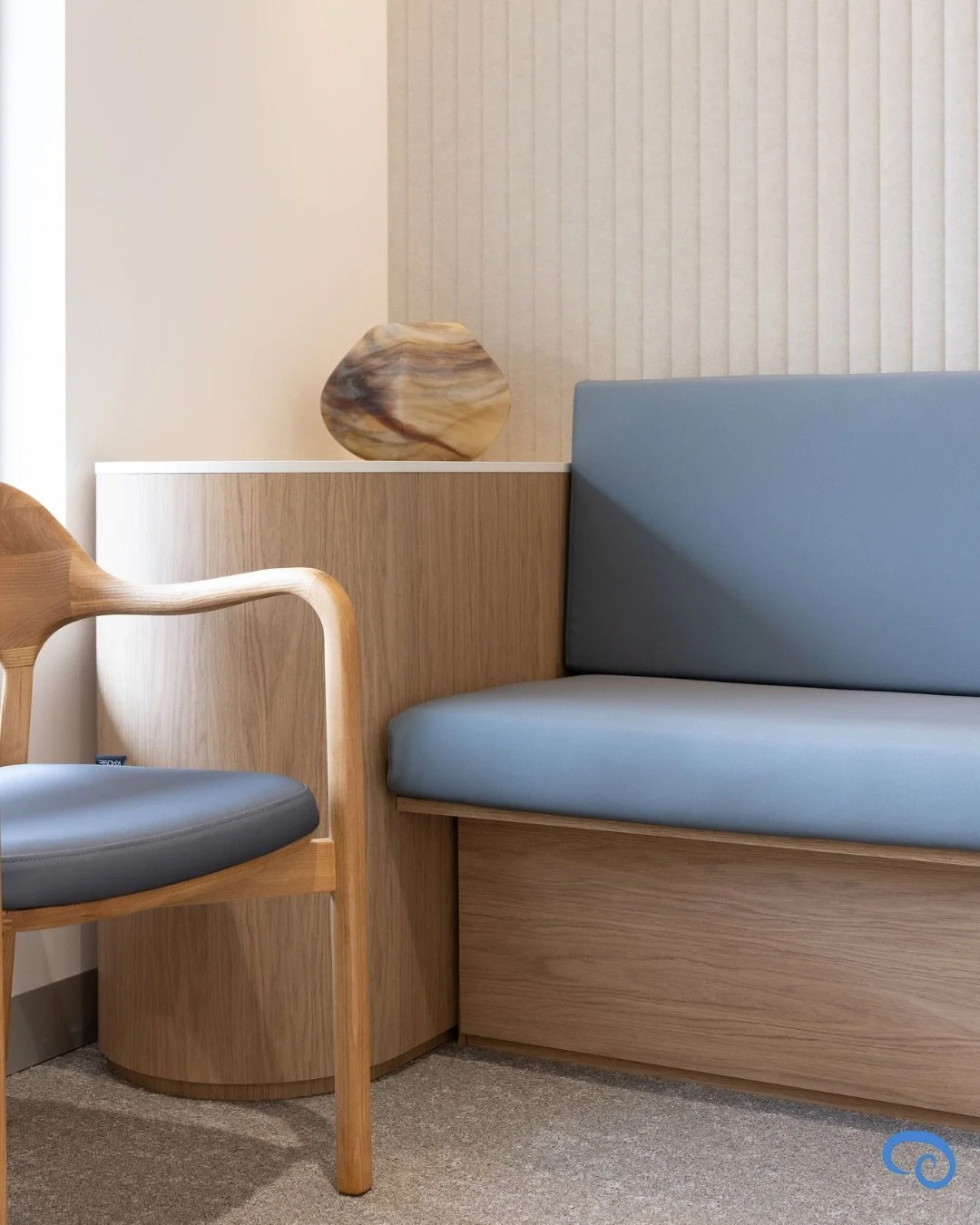 A space that feels as considered as the care delivered within it. Every detail has been designed with the patient in mind, from the sweeping reception counter guiding patients through the check-in process, to warm oak cabinetry and banquette seating 