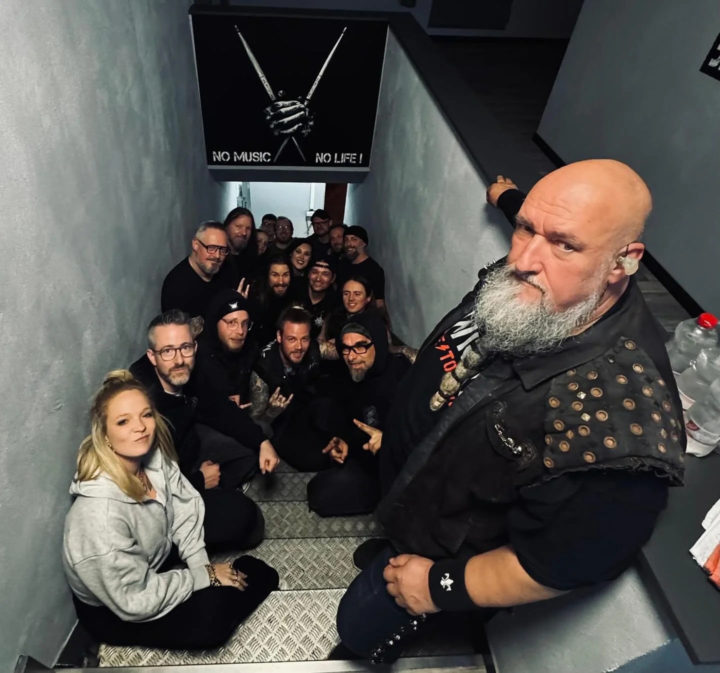 TOURABSCHLUSSFOTO

Vielen Dank an unsere Freunde in @rageofficialband und das gesamte Team. War das geil!❤️

Vielen Dank an @missioninblackofficial, viel Spa&szlig; bei den kommenden Shows. 🔥🤘

@patrick_m_guitar @mattyschmidt_stc @mad_marco_rockata