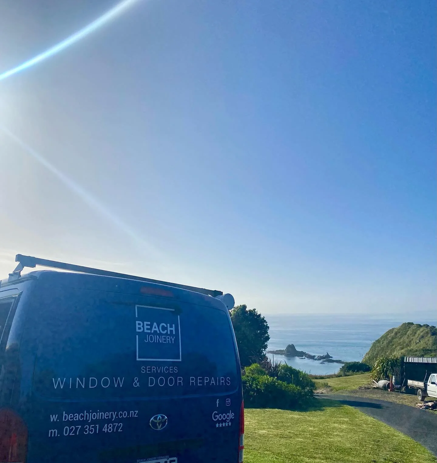 Not a drop out of place 🌊 

Incredible views for the team this morning! 

#beachjoinery #officewithaview #windowrepair #doorrepair #mangawhaiheads