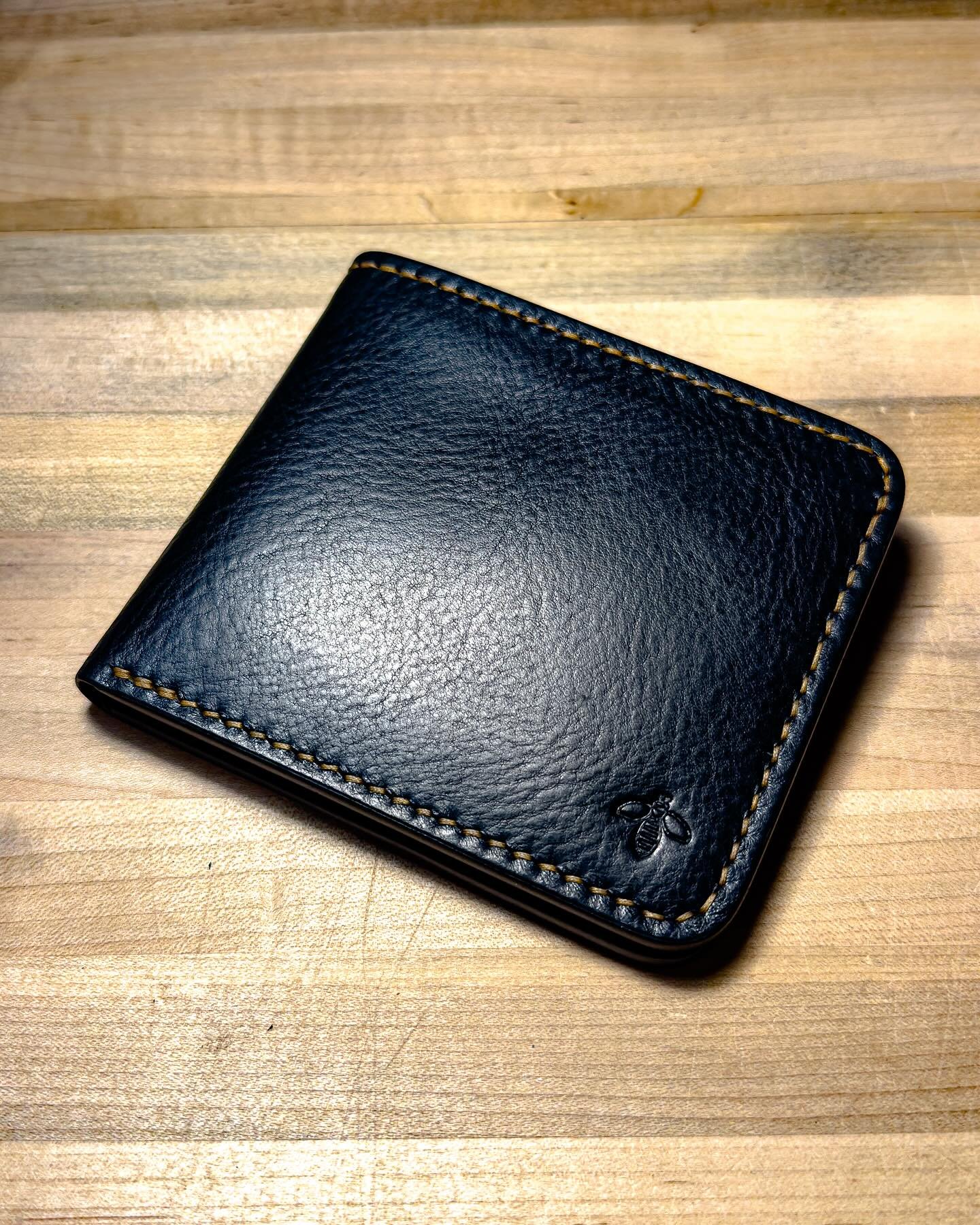 ||HORIZONTAL WALLET||
&bull;
Horizontal Bi-Fold Wallet V.2 - 7 Pocket.
~ Conceria La Perla Azzurra - Country, Nero.
~ Saddle Stitching - Ritza Tiger Thread, Colonial.
~ Multistage Edge Burnishing Process.
&bull;
&bull;
&bull;
&bull;
&bull;
&bull;
#ho