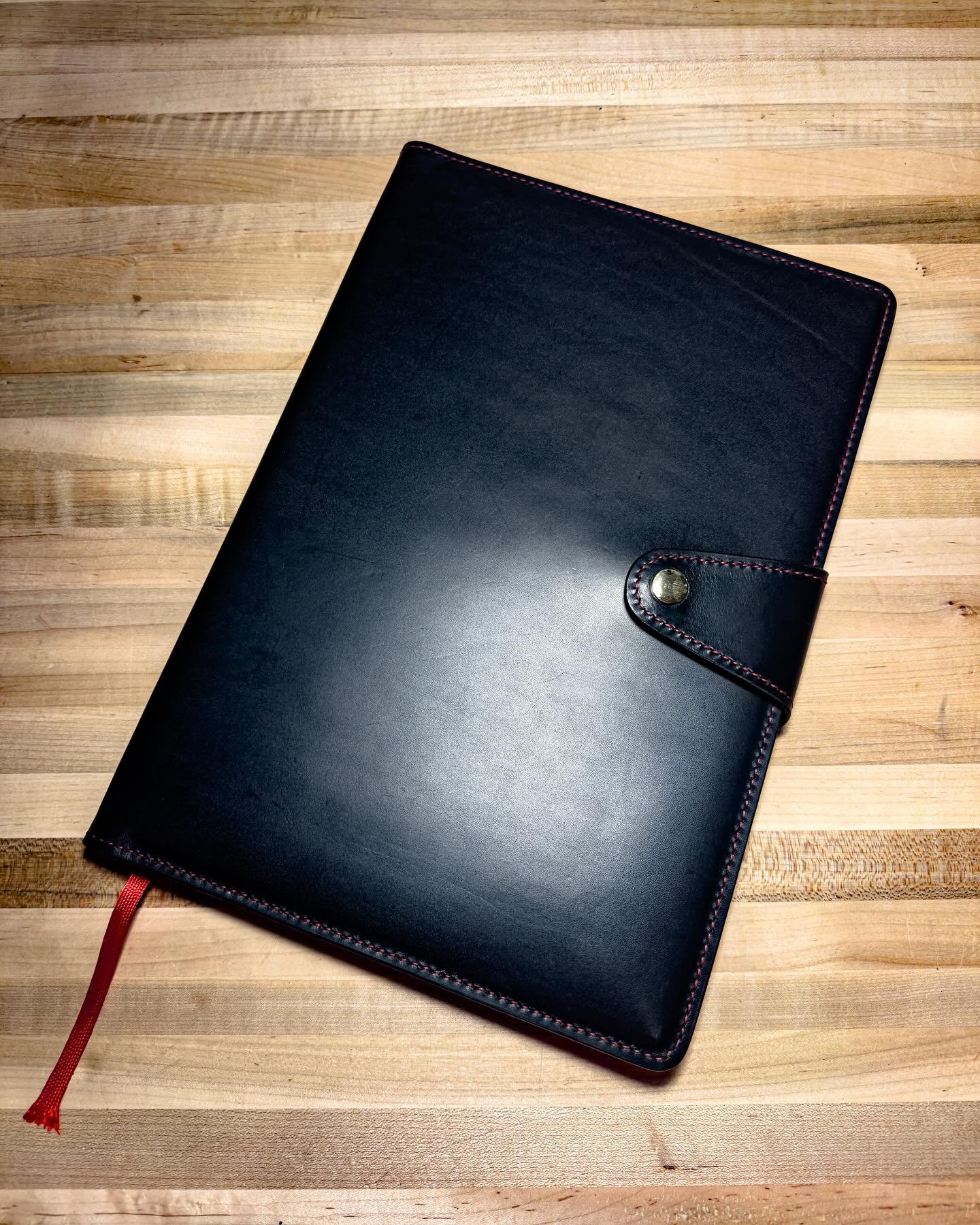||JOURNAL||
&bull;
Journal V.1 - Large.
~ Conceria La Perla Azzurra - Dakota, Nero.
~ Saddle Stitching - Ritza Tiger Thread, Red.
~ Magnetic Snap.
~ Multistage Edge Burnishing Process.
~ Black n' Red Notebook Insert - Large.
~ Dimensions: H:0.75&rdqu