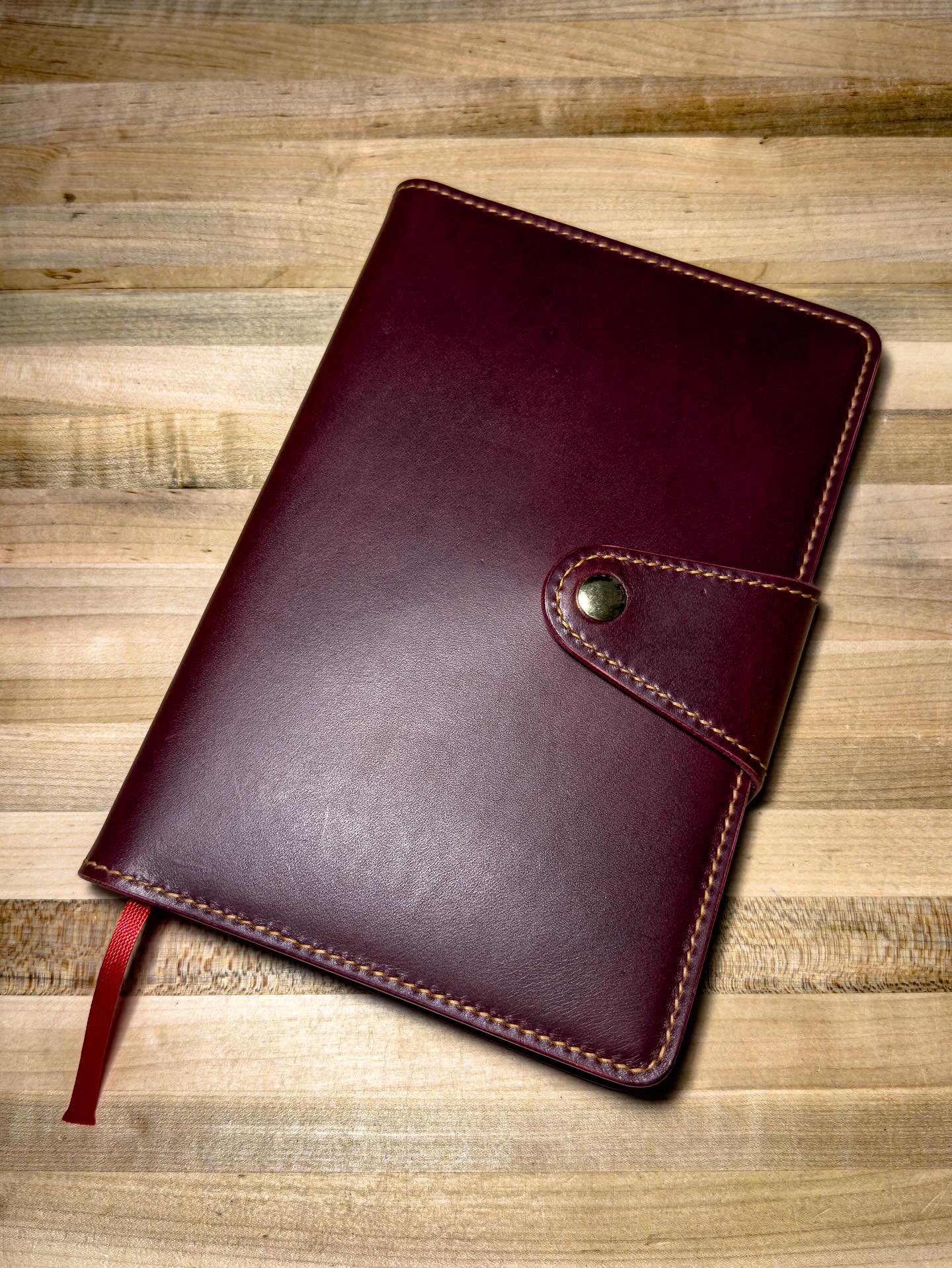 ||JOURNAL||
&bull;
Journal V.1 - Small.
~ MPG Industria Conciaria - Apollo, Burgundy.
~ Saddle Stitching - Ritza Tiger Thread, Colonial.
~ Magnetic Snap.
~ Multistage Edge Burnishing Process.
~ Black n&rsquo; Red Notebook Insert - Small.
~ Dimensions