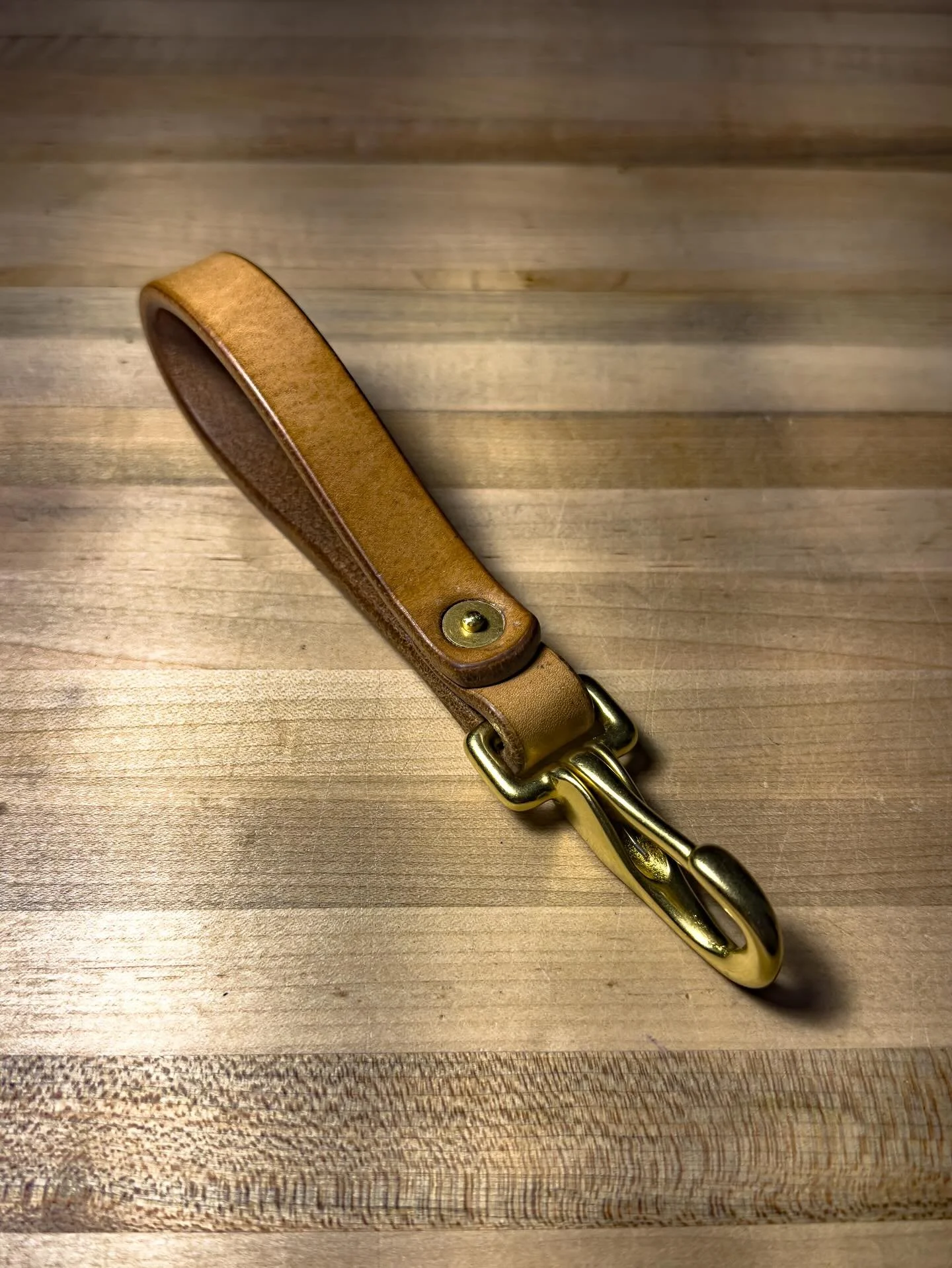 ||LANYARD||
&bull;
Halter Snap 3/4&rdquo; Lanyard V.2 - 14oz.
~ J&amp;FJ Baker - Oak Bark Harness, Natural.
~ Solid Brass Hardware.
~ Multistage Edge Burnishing Process.
&bull;
&bull;
&bull;
&bull;
&bull;
&bull;
#honeybeeleatherworks #leather #vegtan