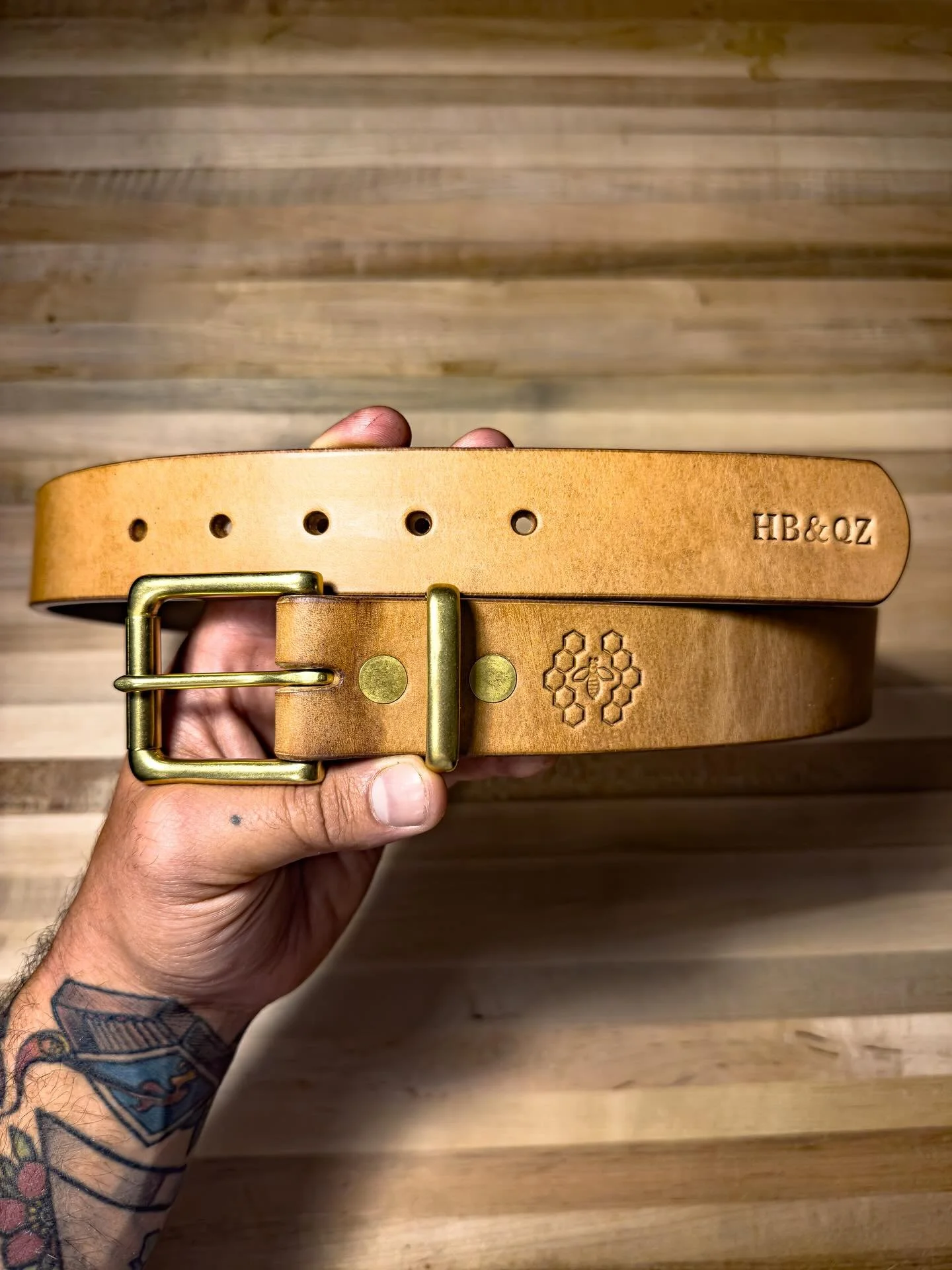 ||BELT||
&bull;
Single Prong 1.5&rdquo; Belt - 14oz.
~ J&amp;FJ Baker - Oak Bark Harness, Natural.
~ Solid Brass Hardware.
~ Multistage Edge Burnishing Process.
&bull;
&bull;
&bull;
&bull;
&bull;
&bull;
#honeybeeleatherworks #leather #vegtanleather #