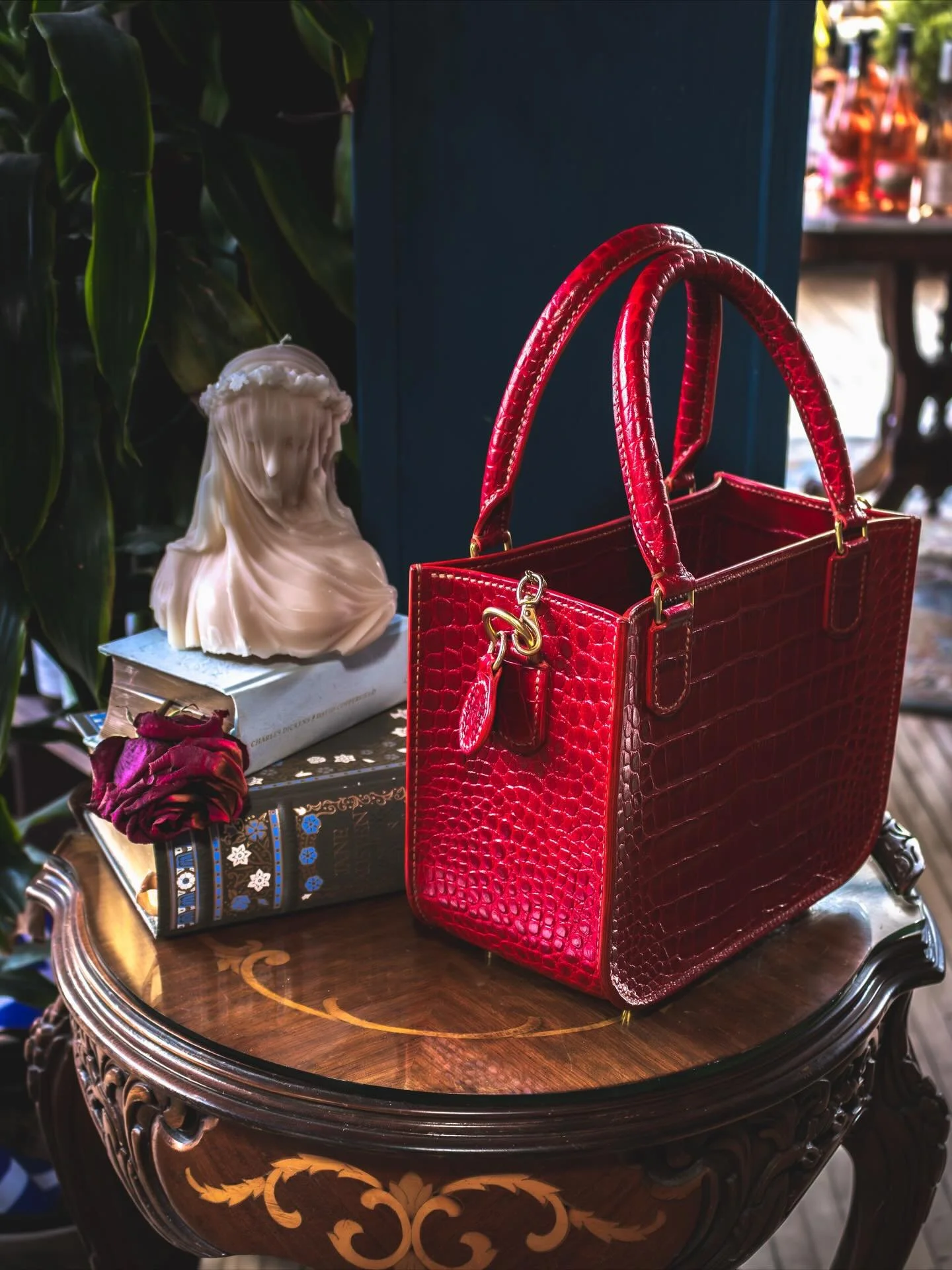 ||HANDBAG||
&bull;
Introductions: The Daisy Handbag.
To me, this handbag belongs to an era that can only be described as &lsquo;Gatsby&rsquo;&mdash;an age when extravagance wasn&rsquo;t just embraced, it was expected. It recalls a time when gold acce