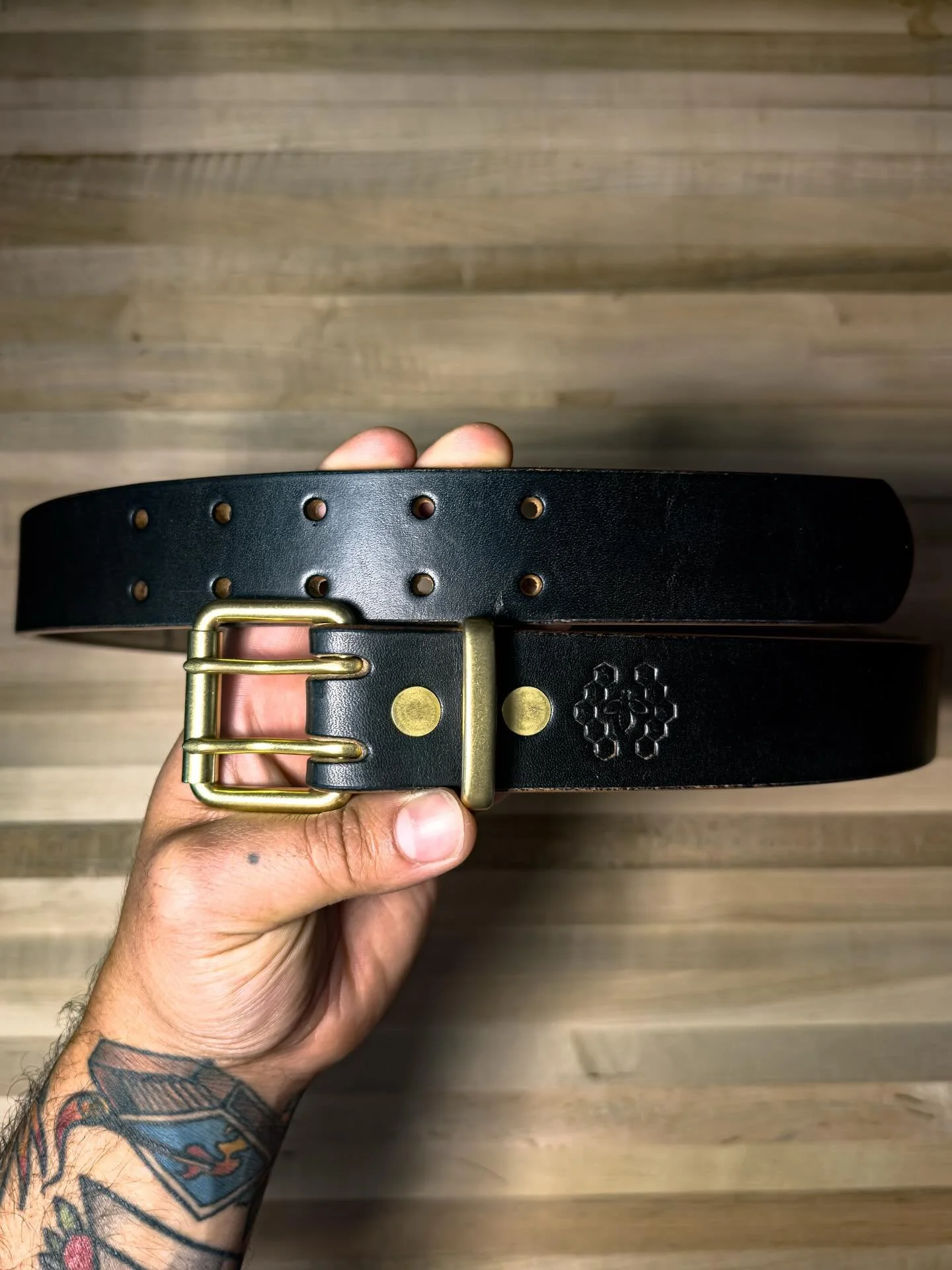 ||BELT||
&bull;
Double Prong 1.5&rdquo; Belt - 14oz.
~ J&amp;FJ Baker - Oak Bark Harness, Black.
~ Solid Brass Hardware.
~ Multistage Edge Burnishing Process.
&bull;
&bull;
&bull;
&bull;
&bull;
&bull;
#honeybeeleatherworks #leather #vegtan #handmade 