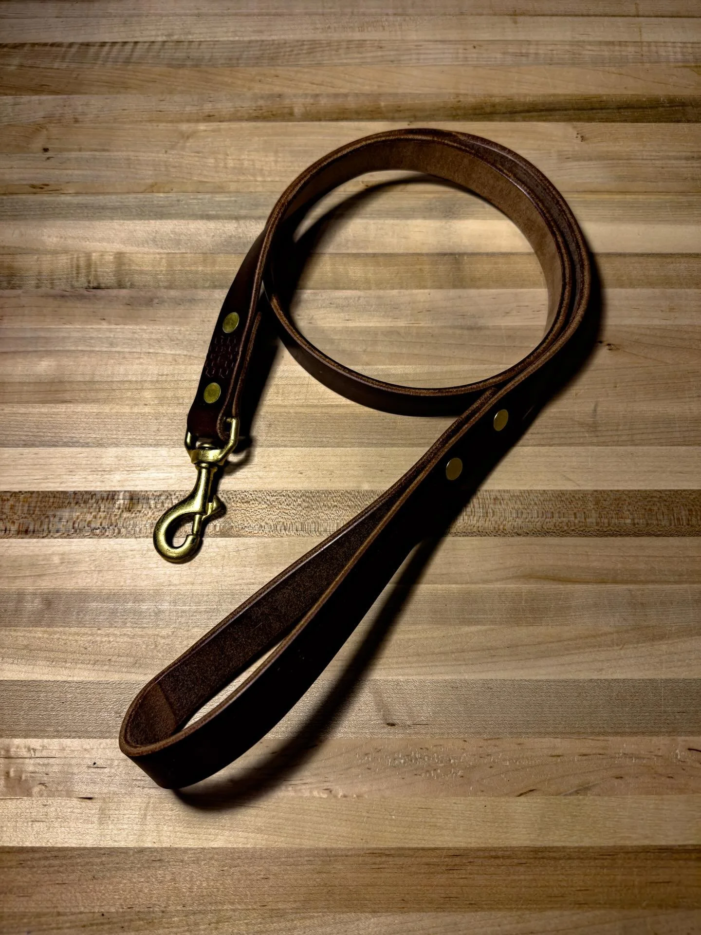 ||LEASH||
&bull;
Swivel Bolt Snap 1&rdquo; Dog Leash - 14oz.
~ J&amp;FJ Baker - Oak Bark Harness, Chocolate.
~ Solid Brass Hardware.
~ Multistage Edge Burnishing Process.
&bull;
&bull;
&bull;
&bull;
&bull;
&bull;
#honeybeeleatherworks #leather #vegta