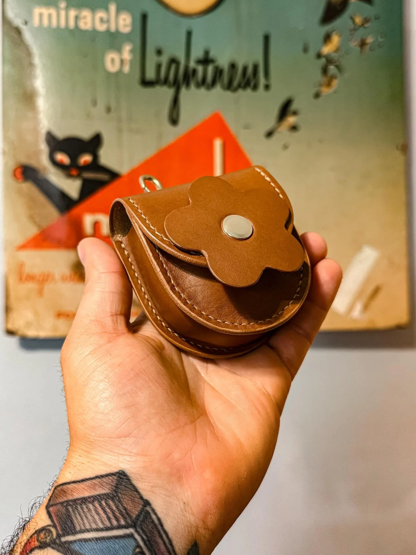 ||POUCH||
&bull;
While this design wasn&rsquo;t my own and was inspired by something @emily.m.ward shared with me, this one-off pouch came together beautifully for an old friend.
&bull;
Custom Airpod Pouch - 1 Pocket.
~ Conceria La Perla Azzurra - Da