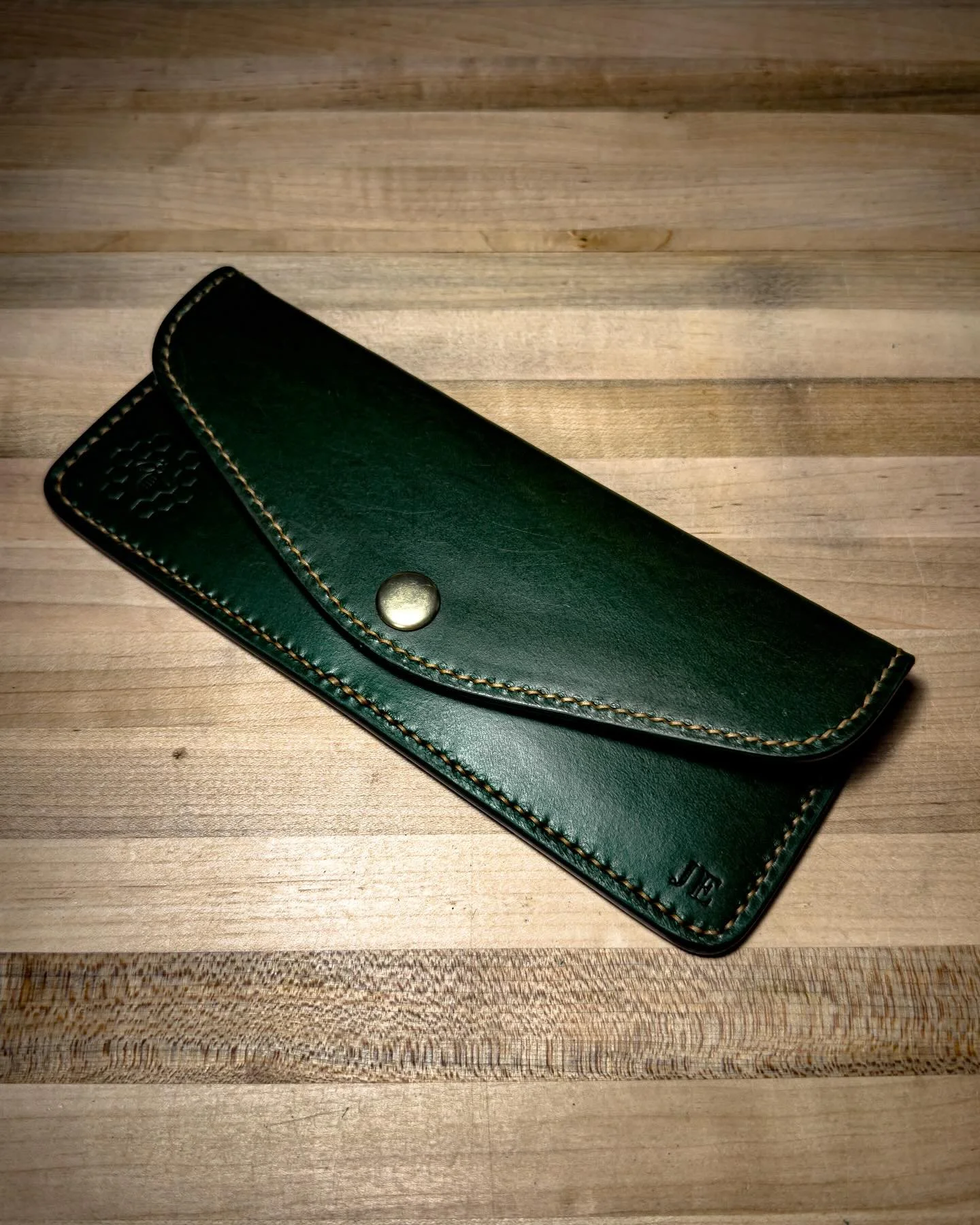 ||HORIZONTAL WALLET||
&bull;
Horizontal Long Wallet V.1 - 5 Pocket.
~ MPG Industria Conciaria - Apollo, Emerald Green.
~ Saddle Stitching - Ritza Tiger Thread, Colonial.
~ Solid Brass Hardware.
~ Multistage Edge Burnishing Process.
&bull;
&bull;
&bul