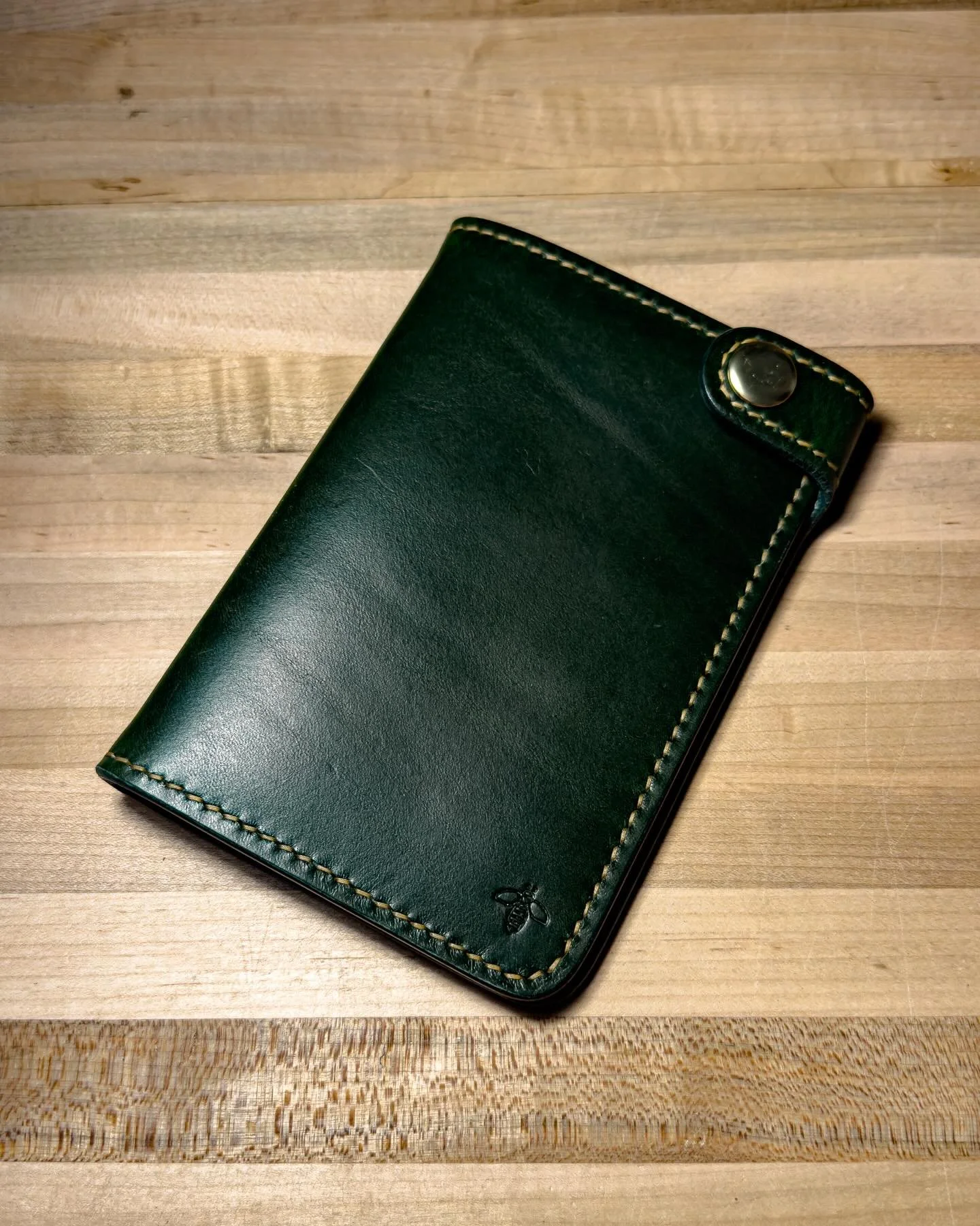 ||PASSPORT WALLET||
&bull;
Passport Wallet V.1 - 4 Pocket.
~ MPG Industria Conciaria - Apollo, Emerald Green.
~ Saddle Stitching - Ritza Tiger Thread, Colonial.
~ Solid Brass Hardware.
~ Multistage Edge Burnishing Process.
&bull;
&bull;
&bull;
&bull;