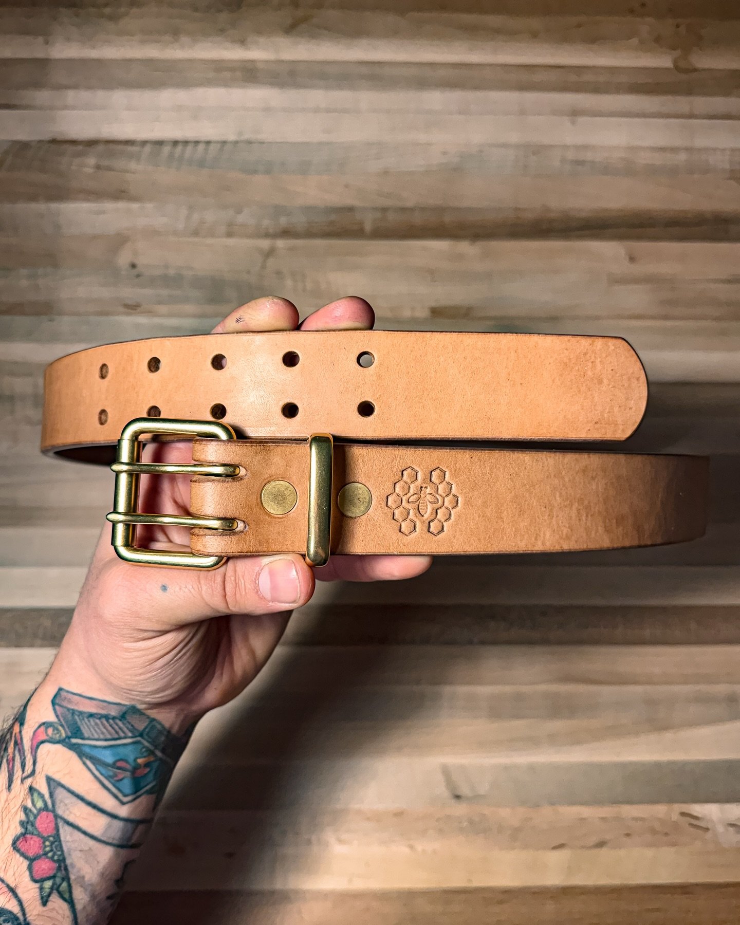 ||BELT||
&bull;
Double Prong 1.5&rdquo; Belt - 14oz.
~ J&amp;FJ Baker - Oak Bark Harness, Natural.
~ Solid Brass Hardware.
~ Multistage Edge Burnishing Process.
&bull;
&bull;
&bull;
&bull;
&bull;
&bull;
#honeybeeleatherworks #leather #vegtan #handmad