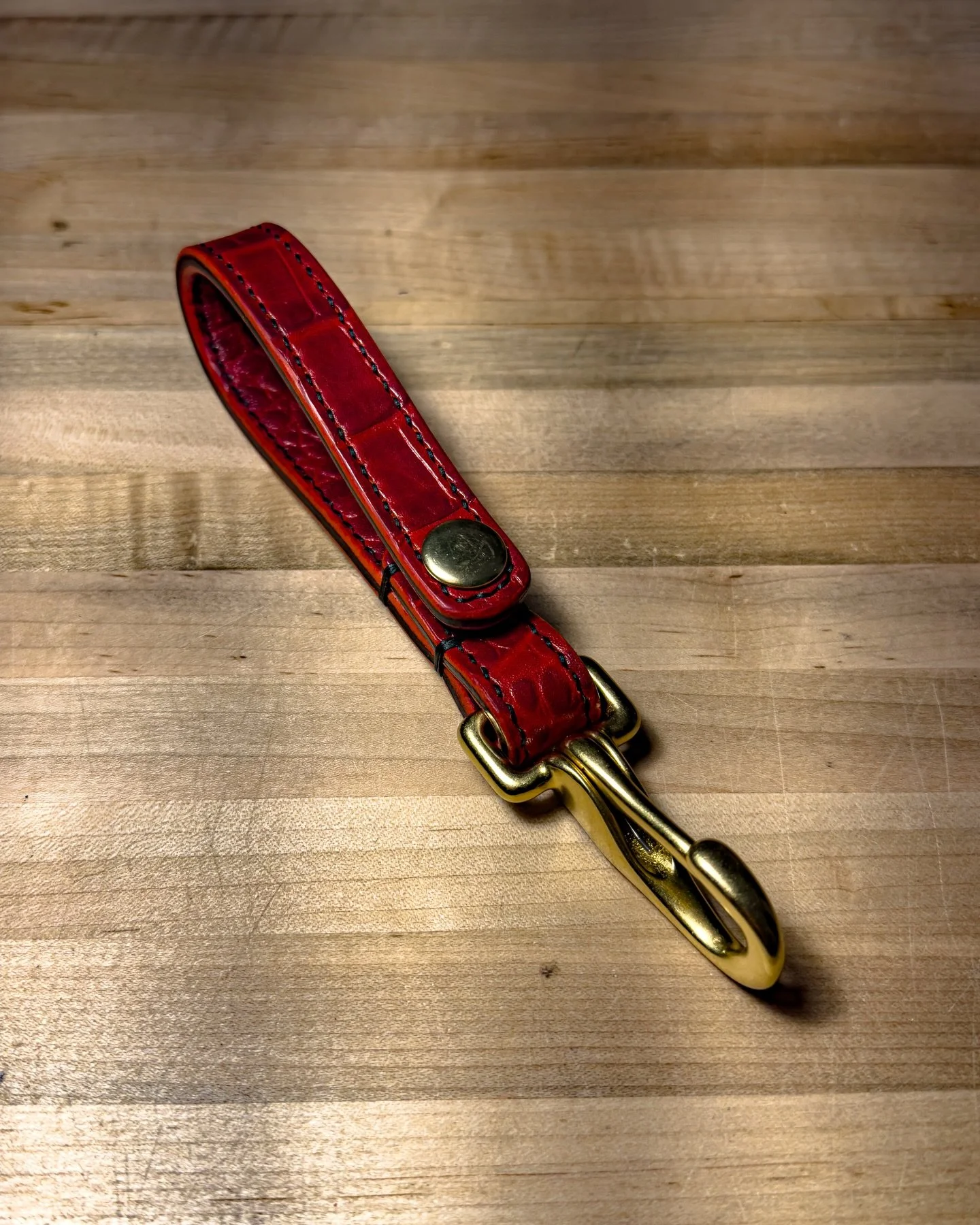 ||LANYARD||
&bull;
Halter Snap 3/4&rdquo; Lanyard V.3 - Stitched.
~ MPG Industria Conciaria - Alligator Embossed, Red. (Exterior)
~ MPG Industria Conciaria - Apollo, Black. (Interior)
~ Saddle Stitching - Ritza Tiger Thread, Black.
~ Solid Brass Hard