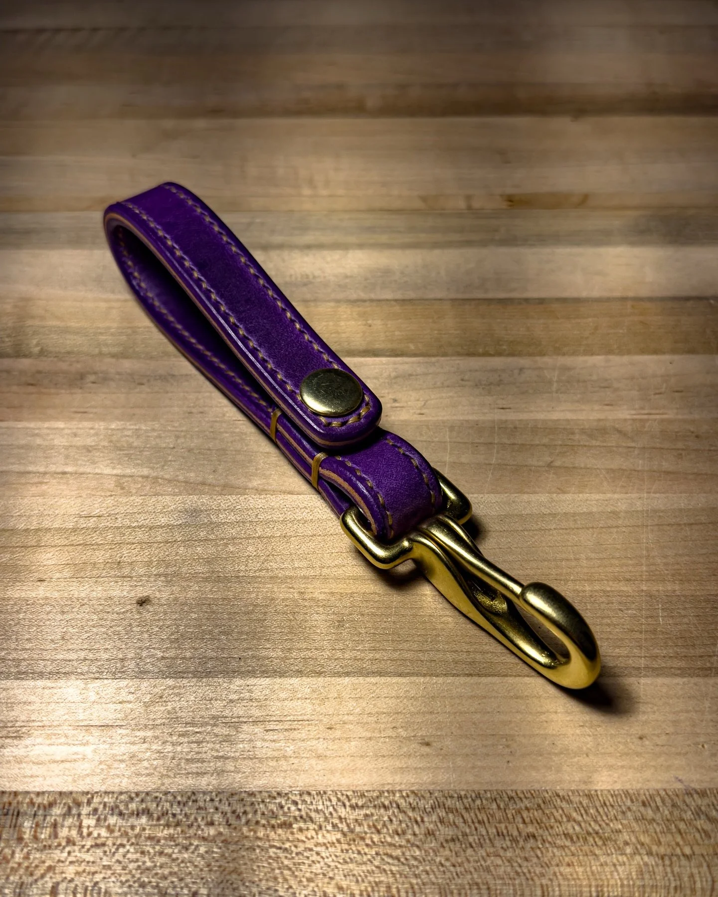 ||LANYARD||
&bull;
Halter Snap 3/4&rdquo; Lanyard V.3 - Stitched.
~ MPG Industria Conciaria - Aragona, Grape. (Exterior)
~ Conceria La Perla Azzurra, Natural. (Interior)
~ Saddle Stitching - Ritza Tiger Thread, Colonial.
~ Solid Brass Hardware.
~ Mul