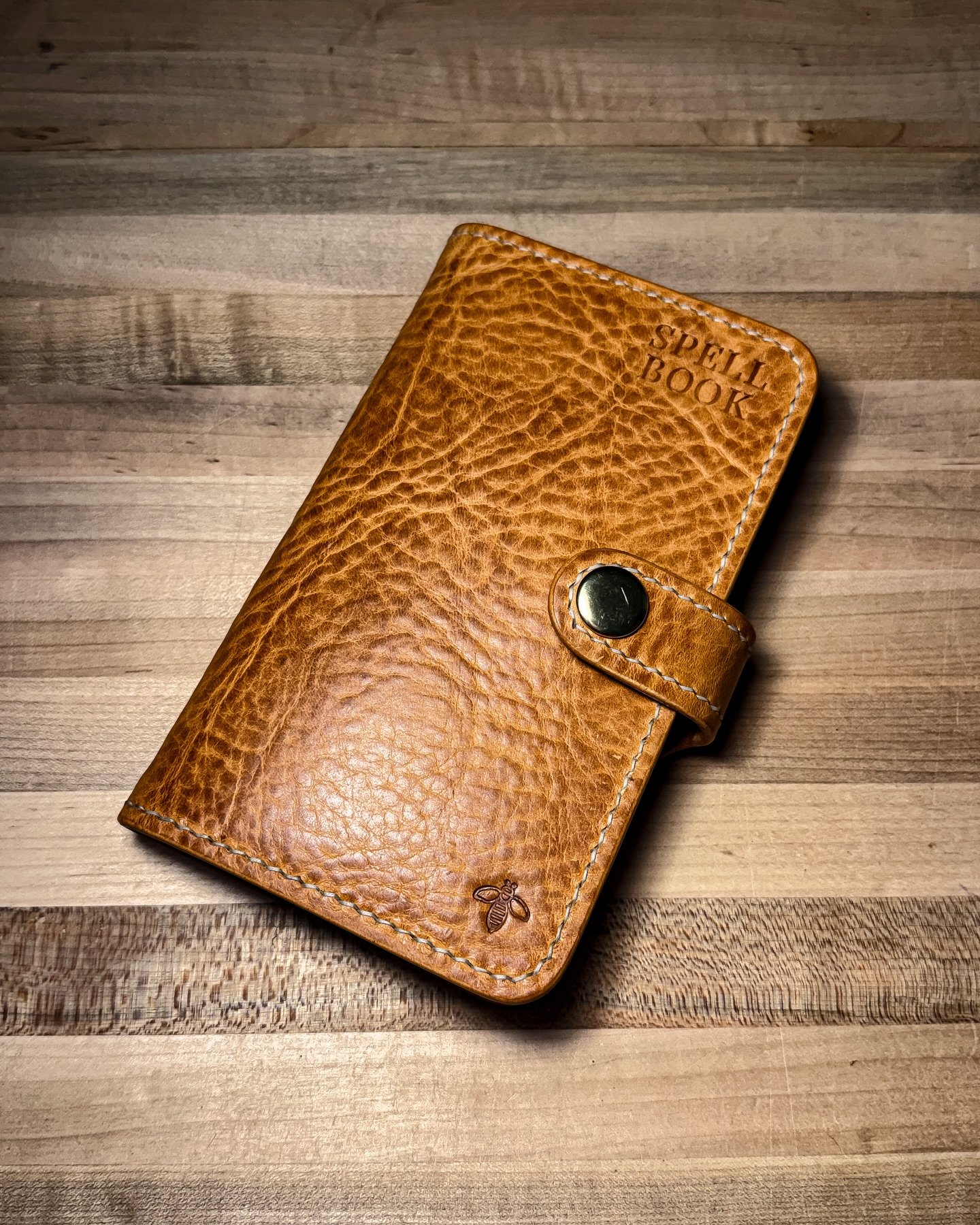 ||FIELD NOTES||
&bull;
Field Notes Cover - Custom.
~ Conceria La Perla Azzurra - Amazzonia, Natural.
~ Saddle Stitching - Ritza Tiger Thread, Cream.
~ Solid Brass Hardware.
~ Multistage Edge Burnishing Process.
&bull;
&bull;
&bull;
&bull;
&bull;
&bul