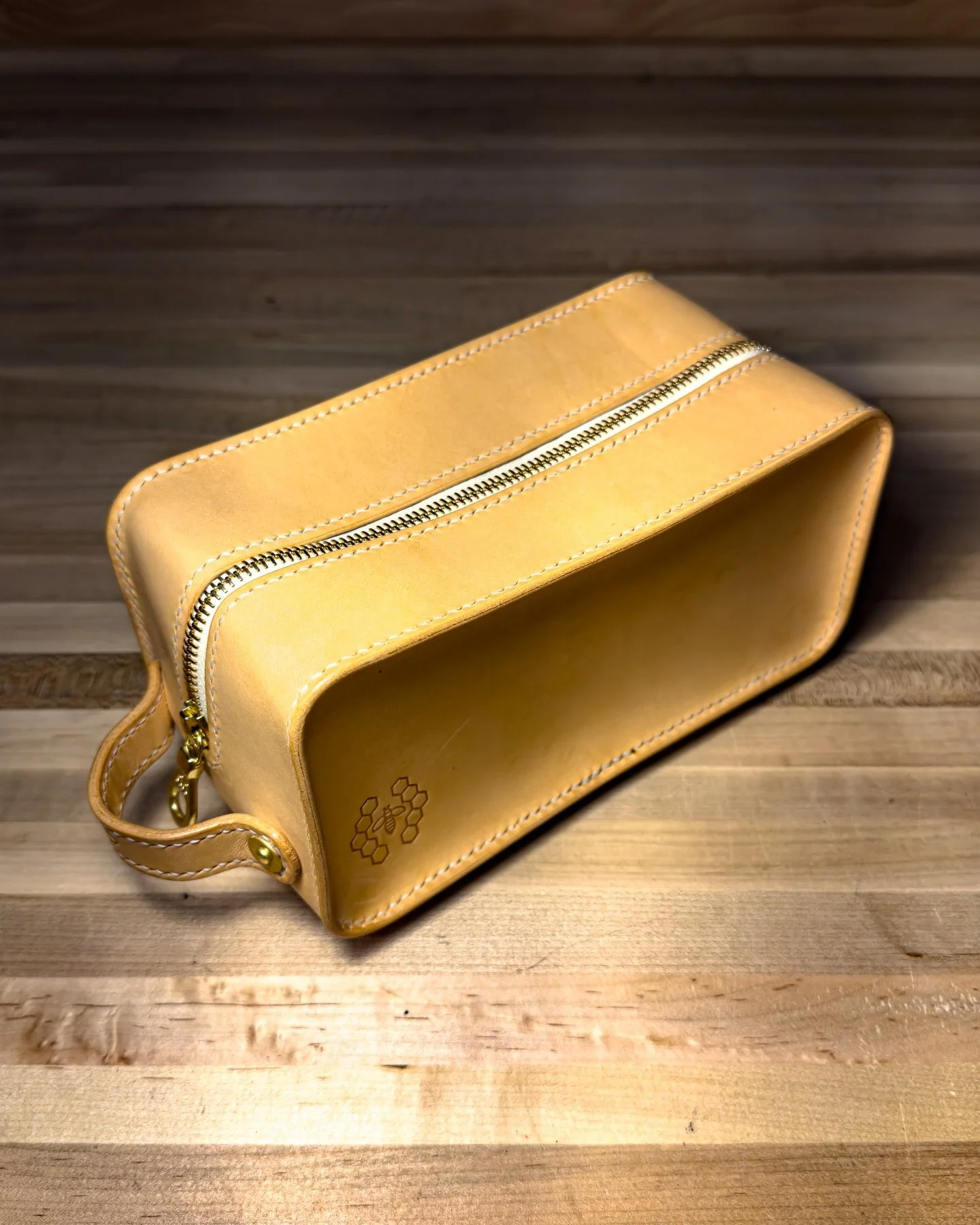 ||DOPP KIT||
&bull;
Dopp Kit V.1.
~ Conceria La Perla Azzurra, Natural.
~ Saddle Stitching - Ritza Tiger Thread, Cream.
~ Solid Brass Hardware.
~ Multistage Edge Burnishing Process.
&bull;
&bull;
&bull;
&bull;
&bull;
&bull;
#honeybeeleatherworks #lea