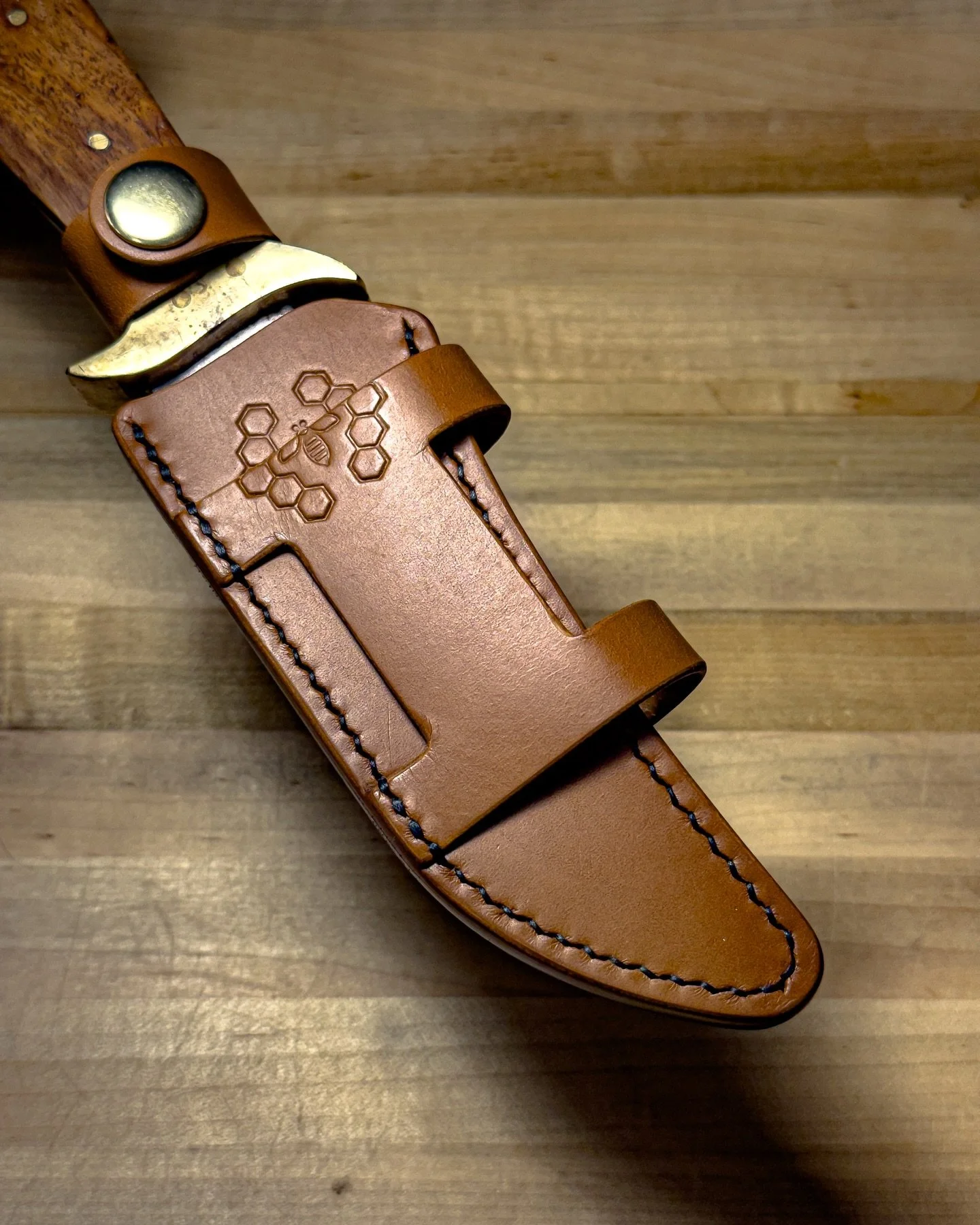 ||KNIFE SHEATH||
&bull;
Custom Knife Sheath.
~ Conceria La Perla Azzurra - Dakota, Tramonto. (Exterior)
~ Conceria La Perla Azzurra - Dakota, Nero. (Interior)
~ Saddle Stitching - Ritza Tiger Thread, Black.
~ Solid Brass Hardware.
~ Multistage Edge B