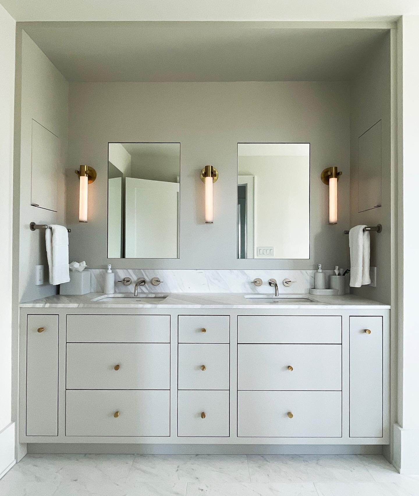 The primary bathroom vanity in the Soundview project located on the north fork of Long Island. The inset custom vanity and cool beige tones create a private moment of luxury. 
Collaboration with @grisorostudio 
Construction by @burger_custom_homes 
.