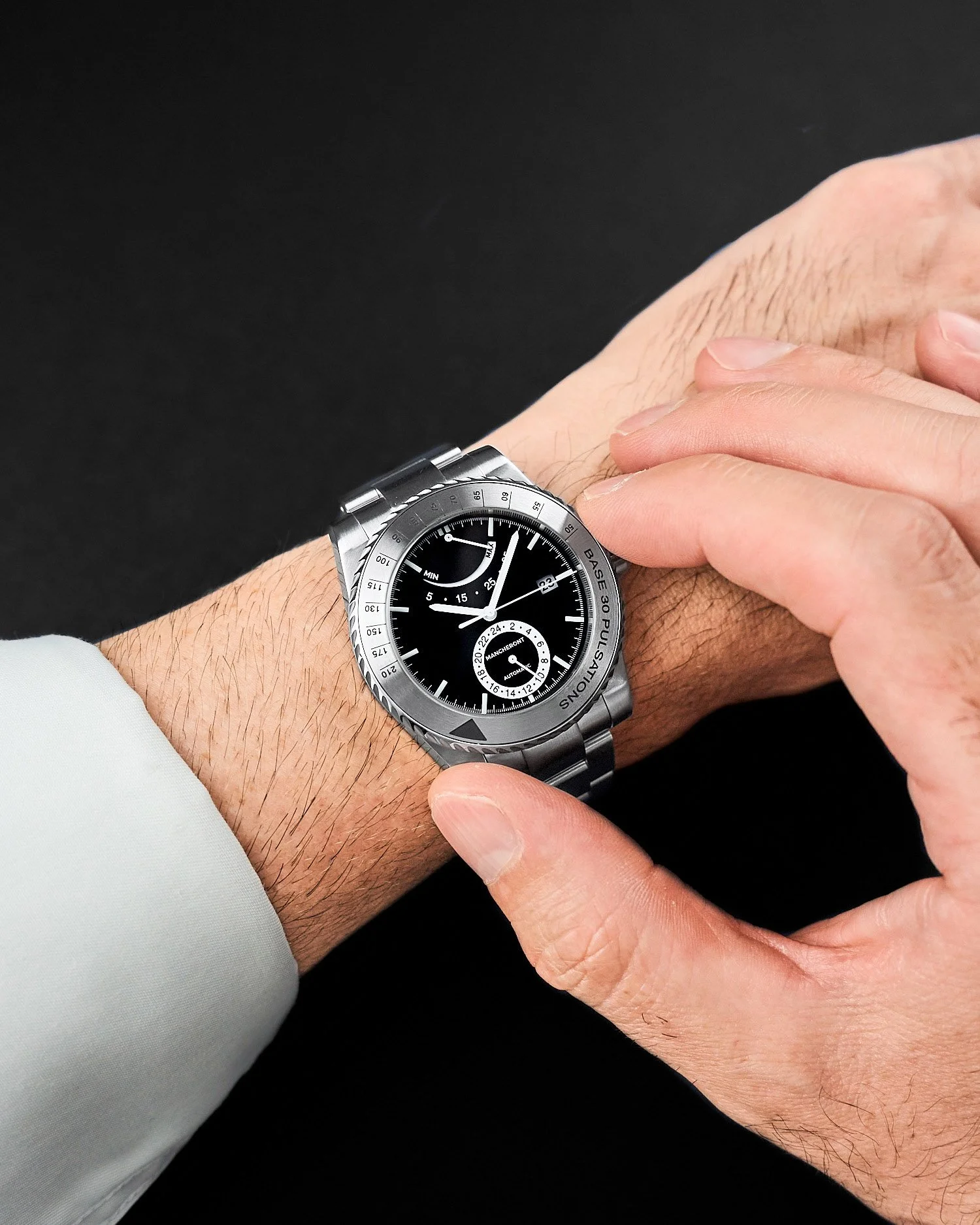 How to operate a pulsometer bezel: Part 1 - Twist the bezel triangle so that it is ahead of the trailing seconds hand