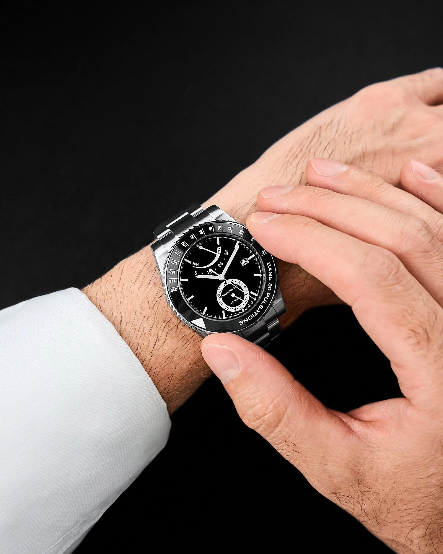 How to use a pulsometer bezel: Step 1 - Rotate the bezel triangle to the area before the seconds hand