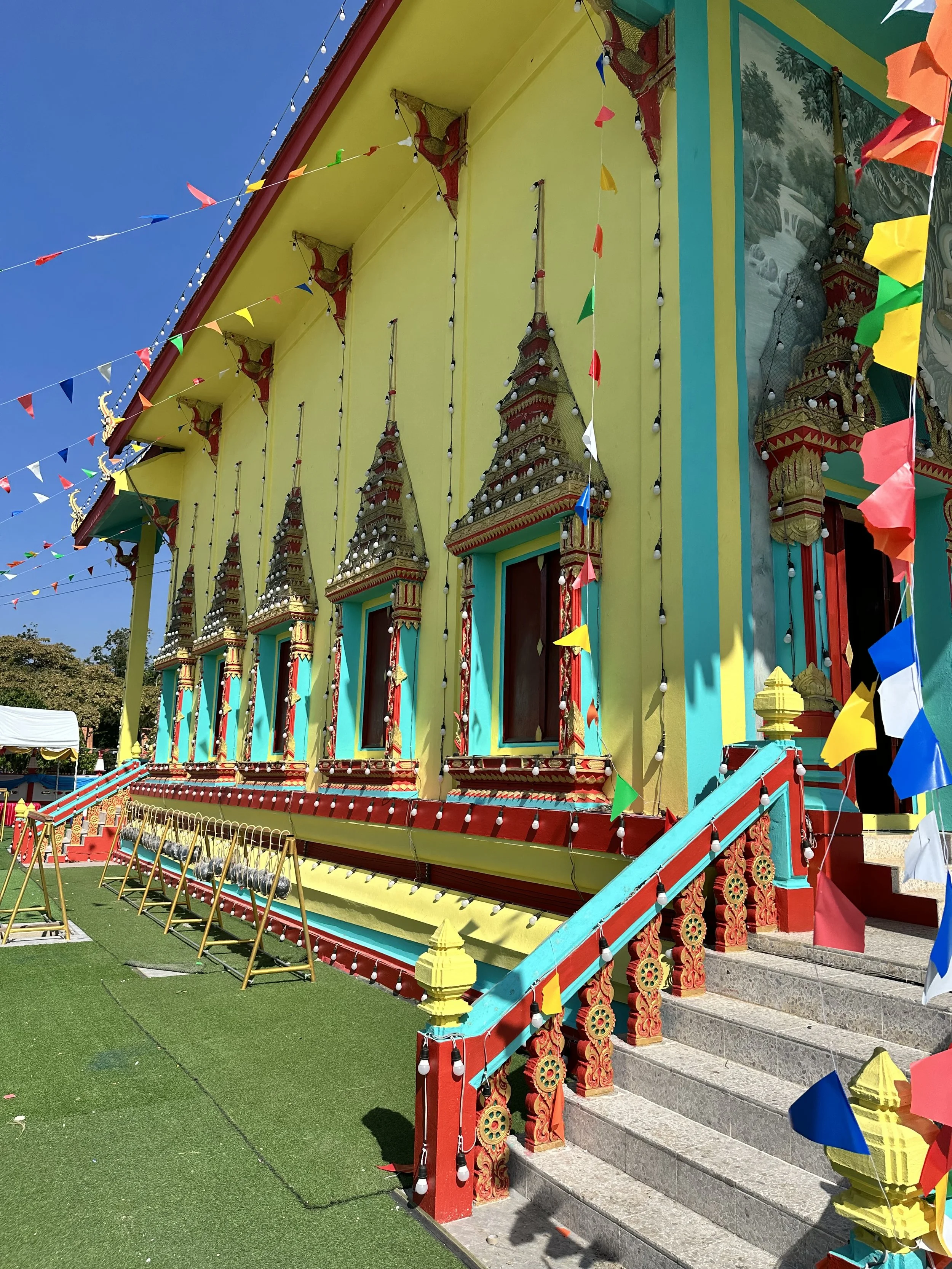 The colourful temple of Huay Yang 