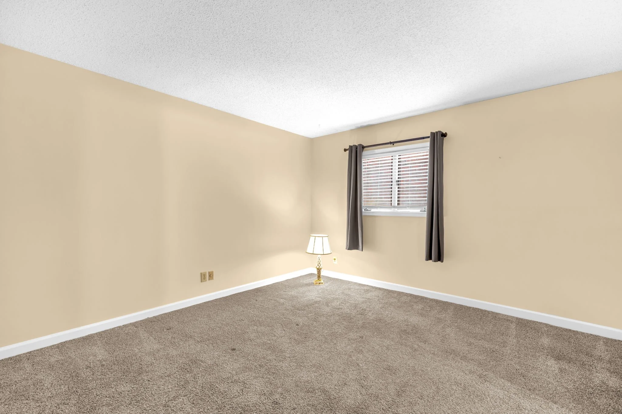 8-web-or-mls-Front Porch-8.jpg