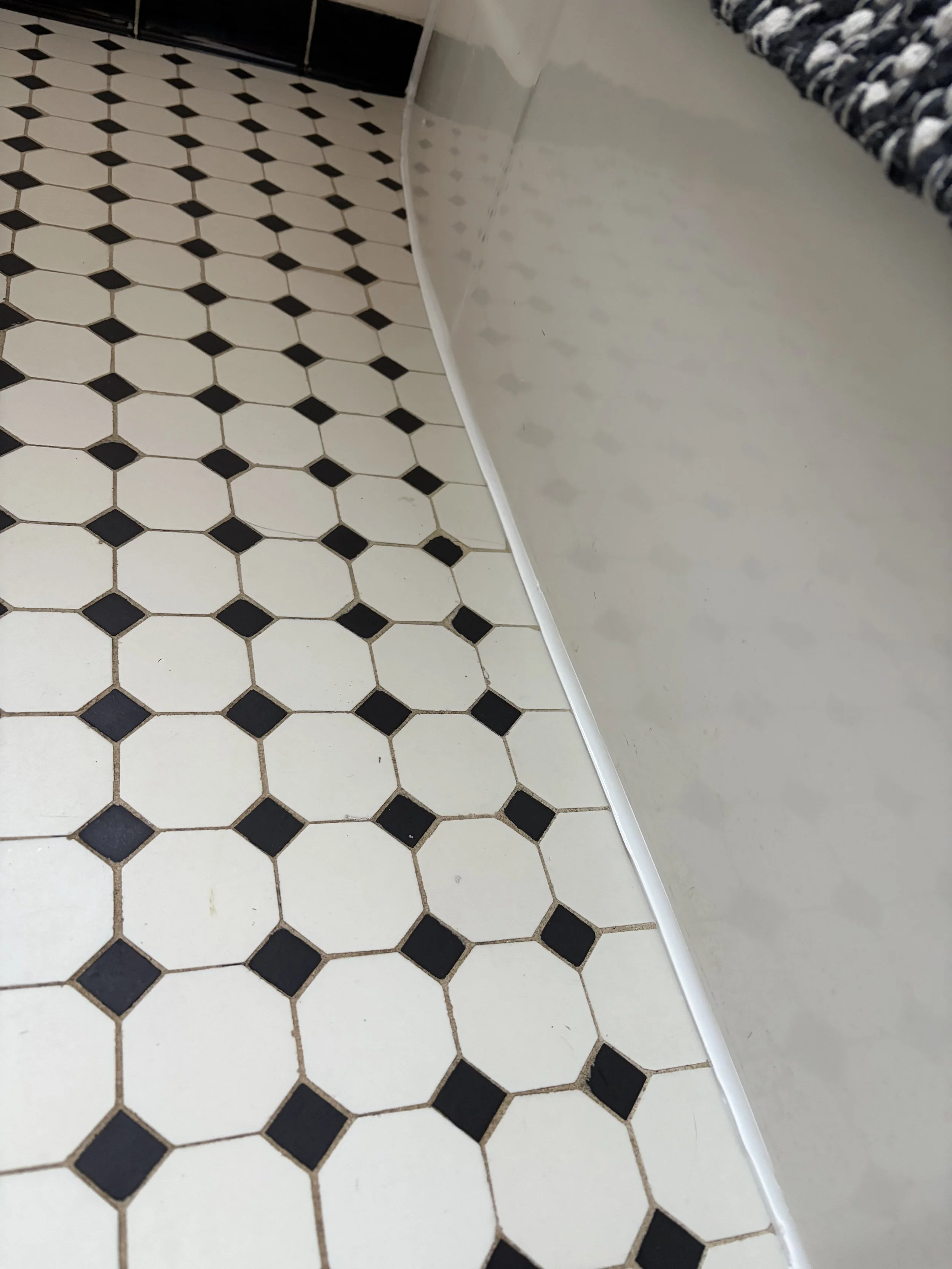 How to Caulk a Bathtub Cleanly Using Painters Tape